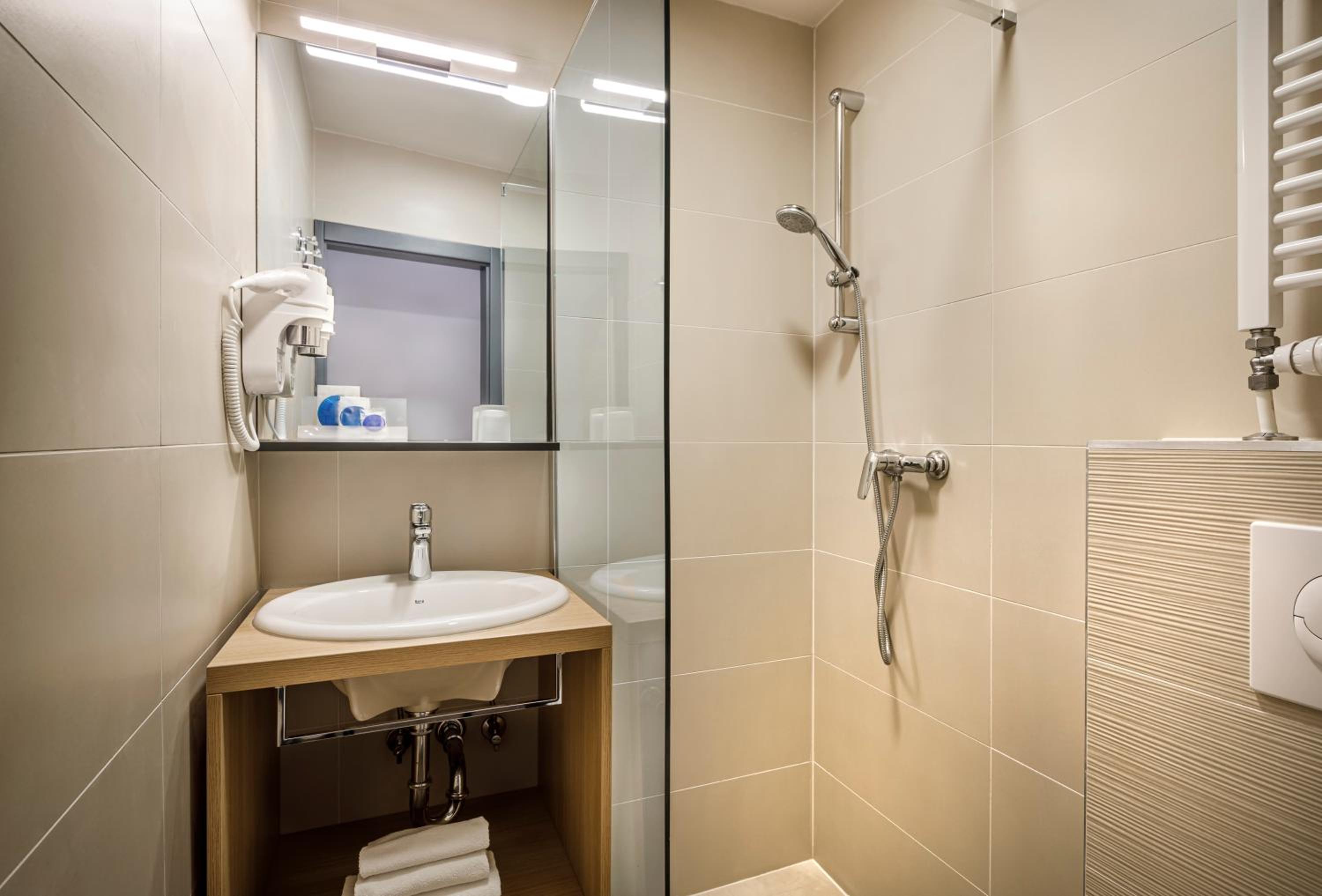 Standard Twin Room with Sea View - Photo 6