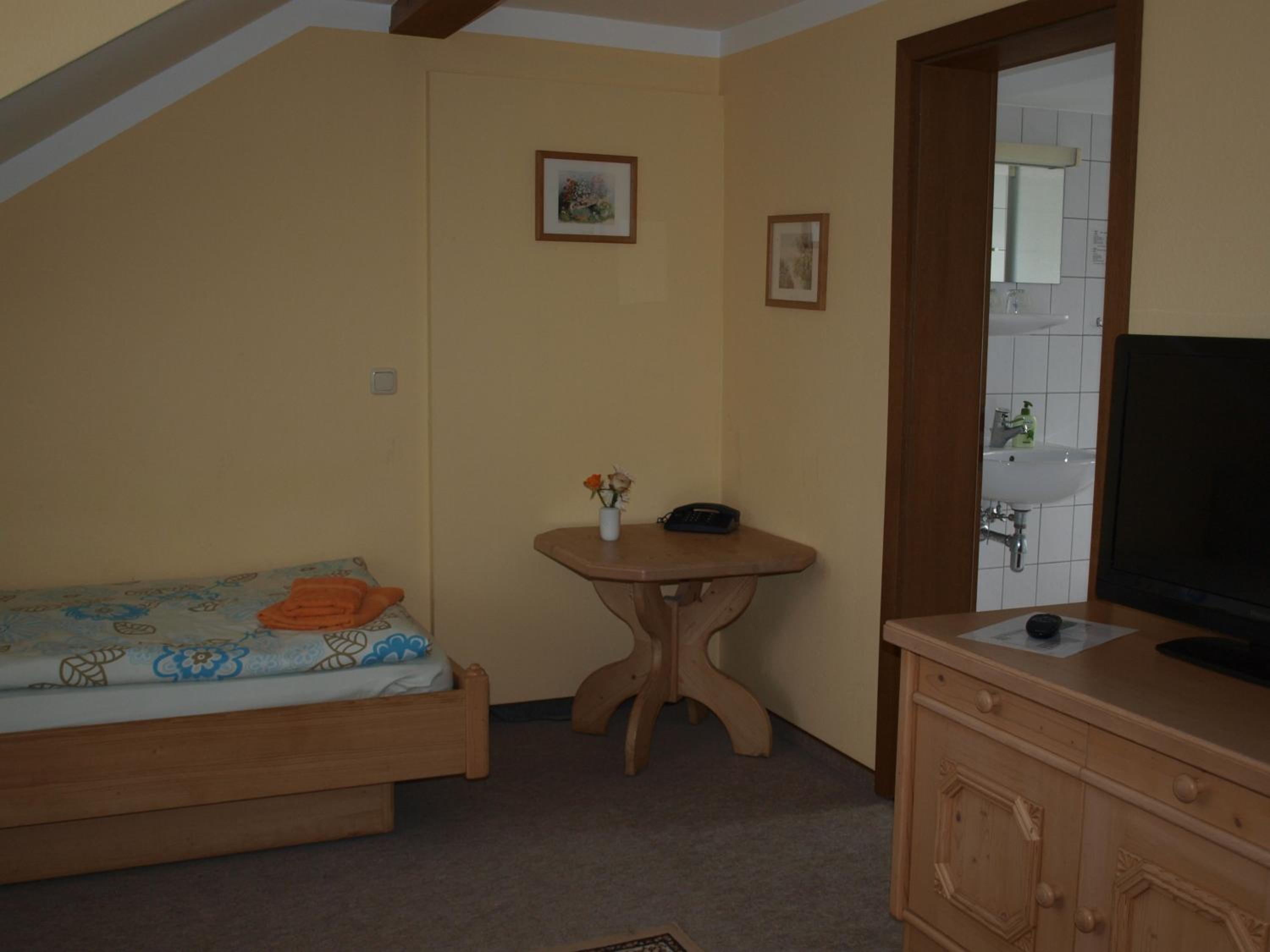 Standard Twin Room - Photo 3