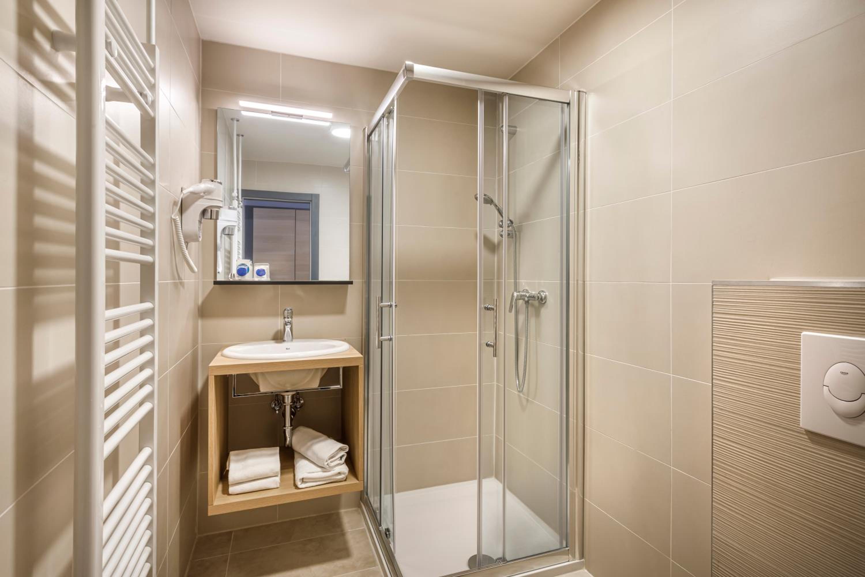 Standard Twin Room - Photo 4