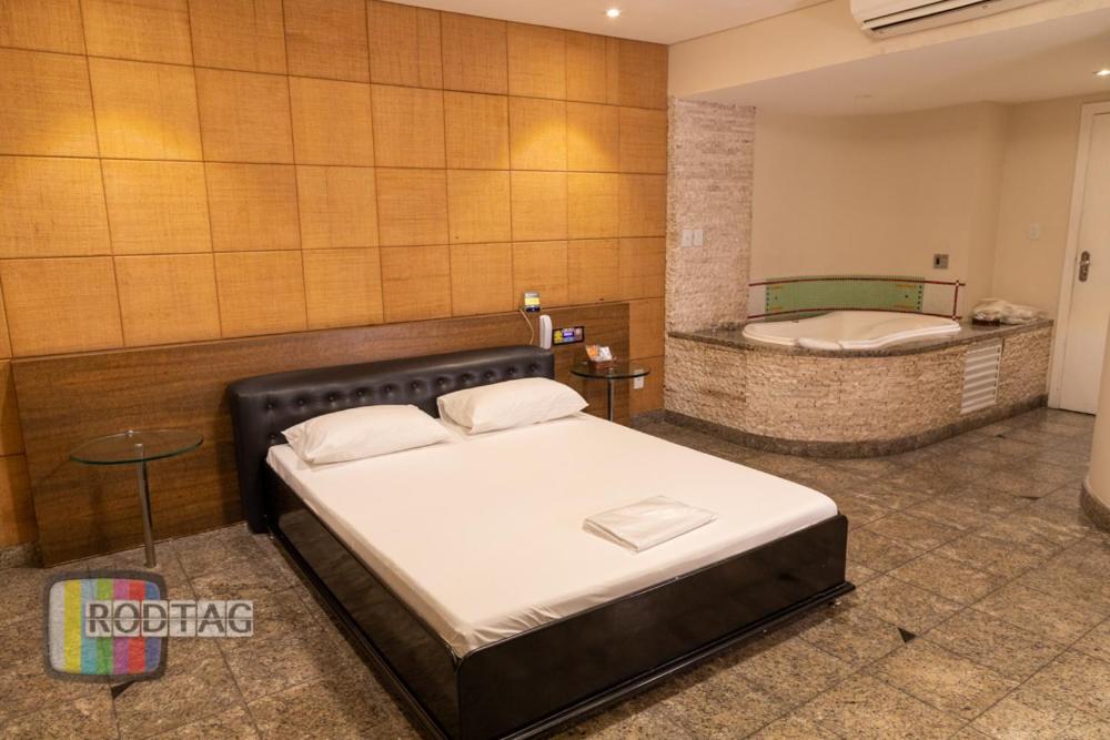 Deluxe Suite with Spa Bath - Photo 4