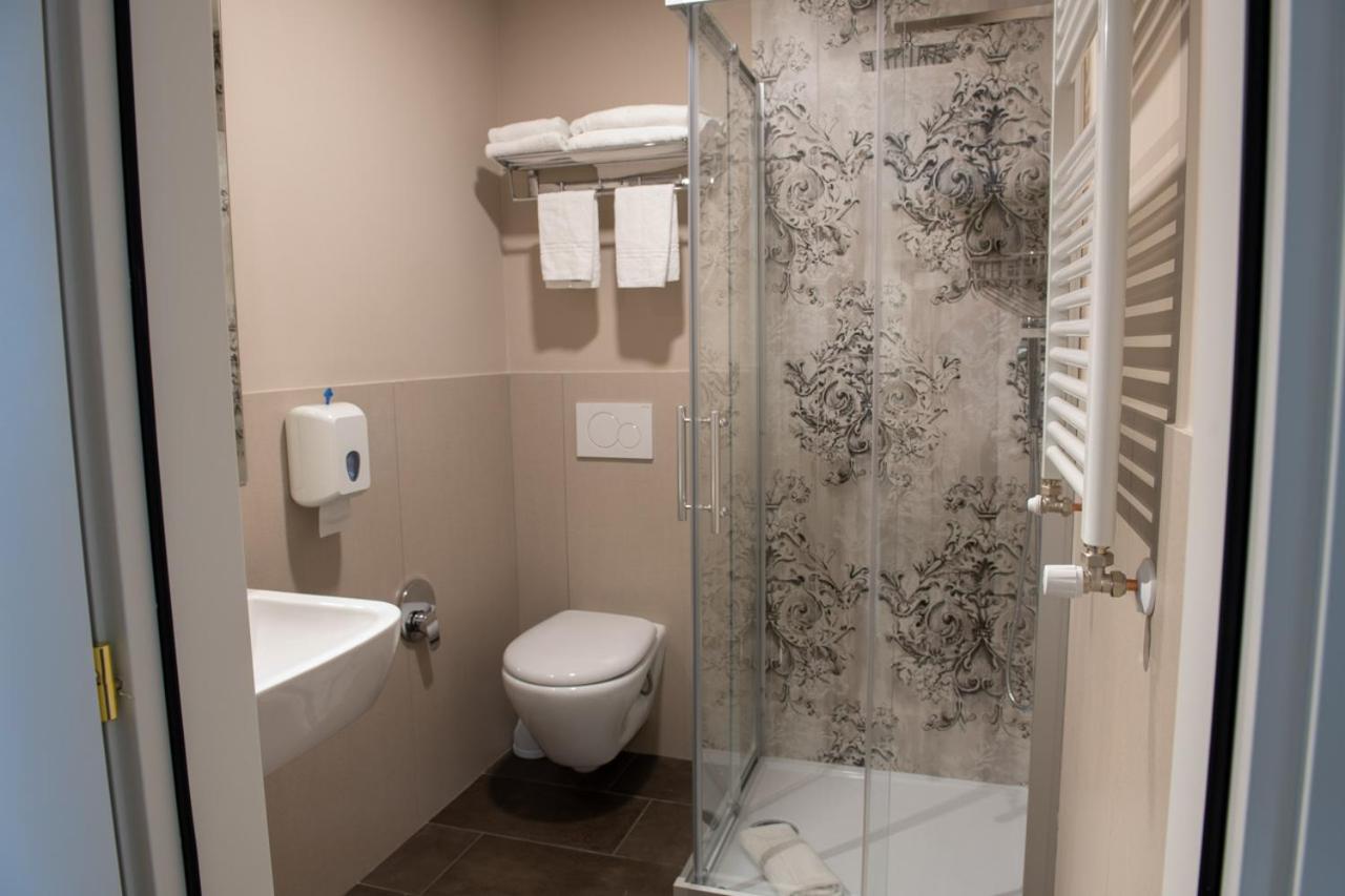Twin Room - Photo 5