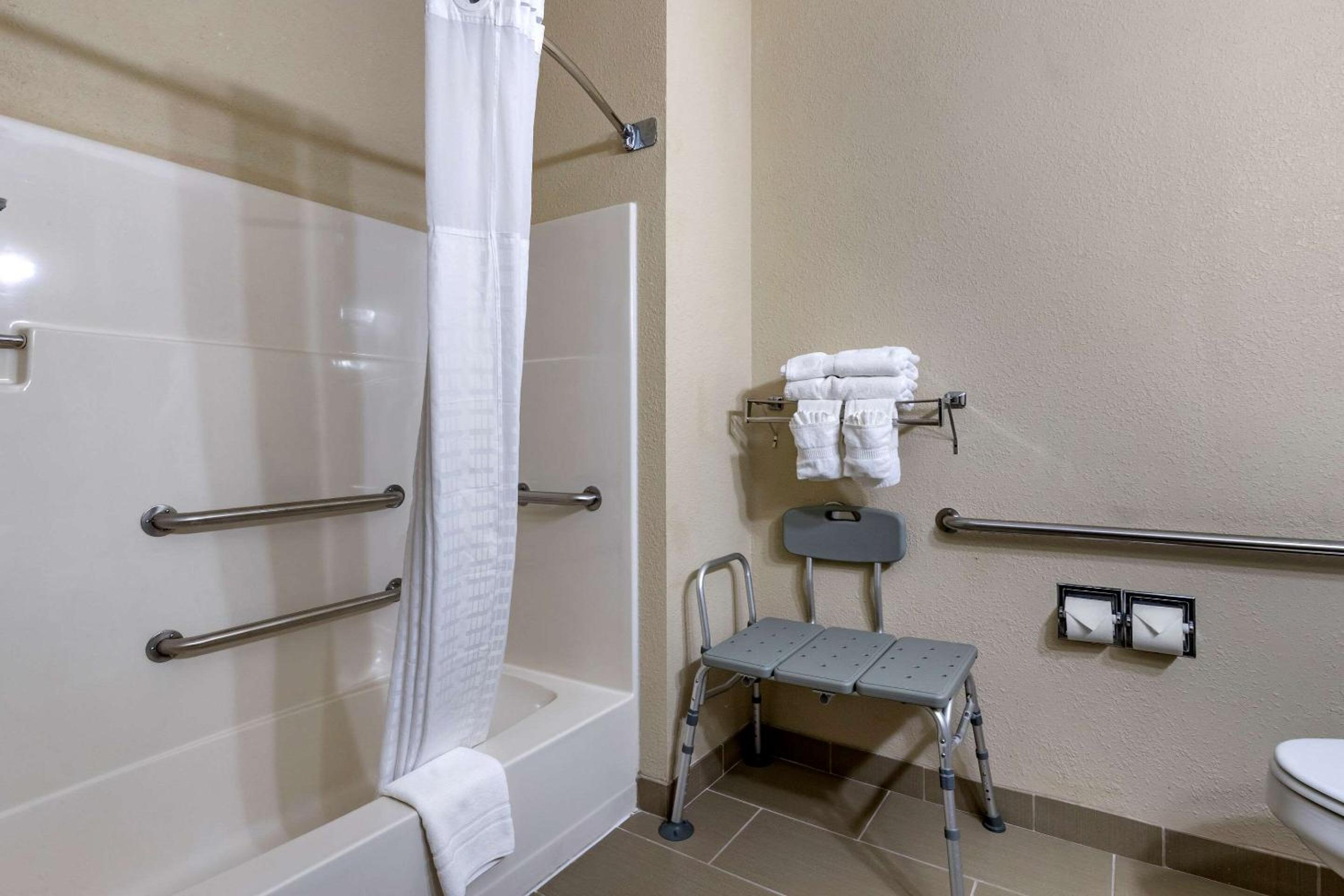 Queen Room - Accessible/Nonsmoking photo 3