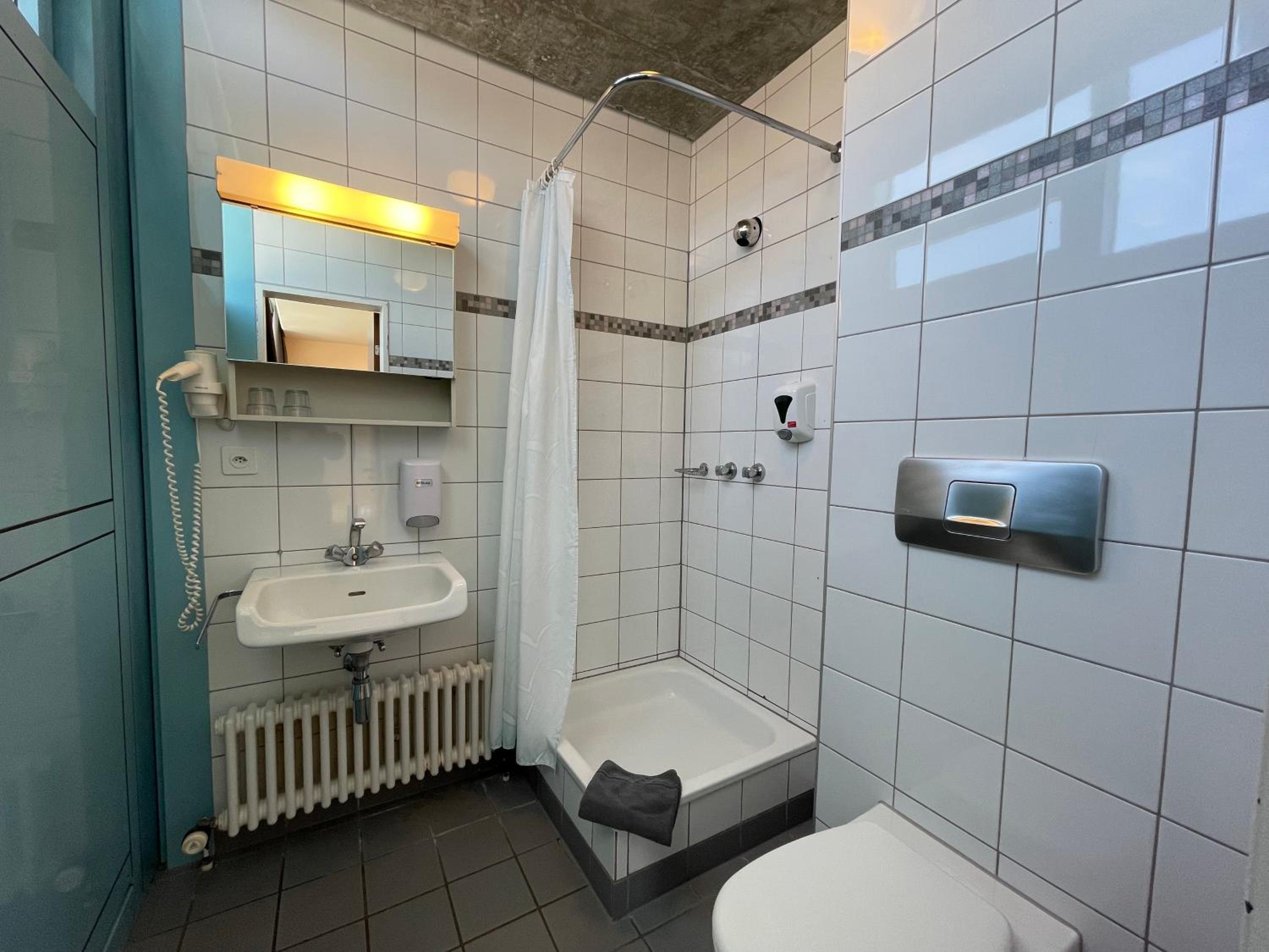 Twin Room with Private Bathroom - Photo 3