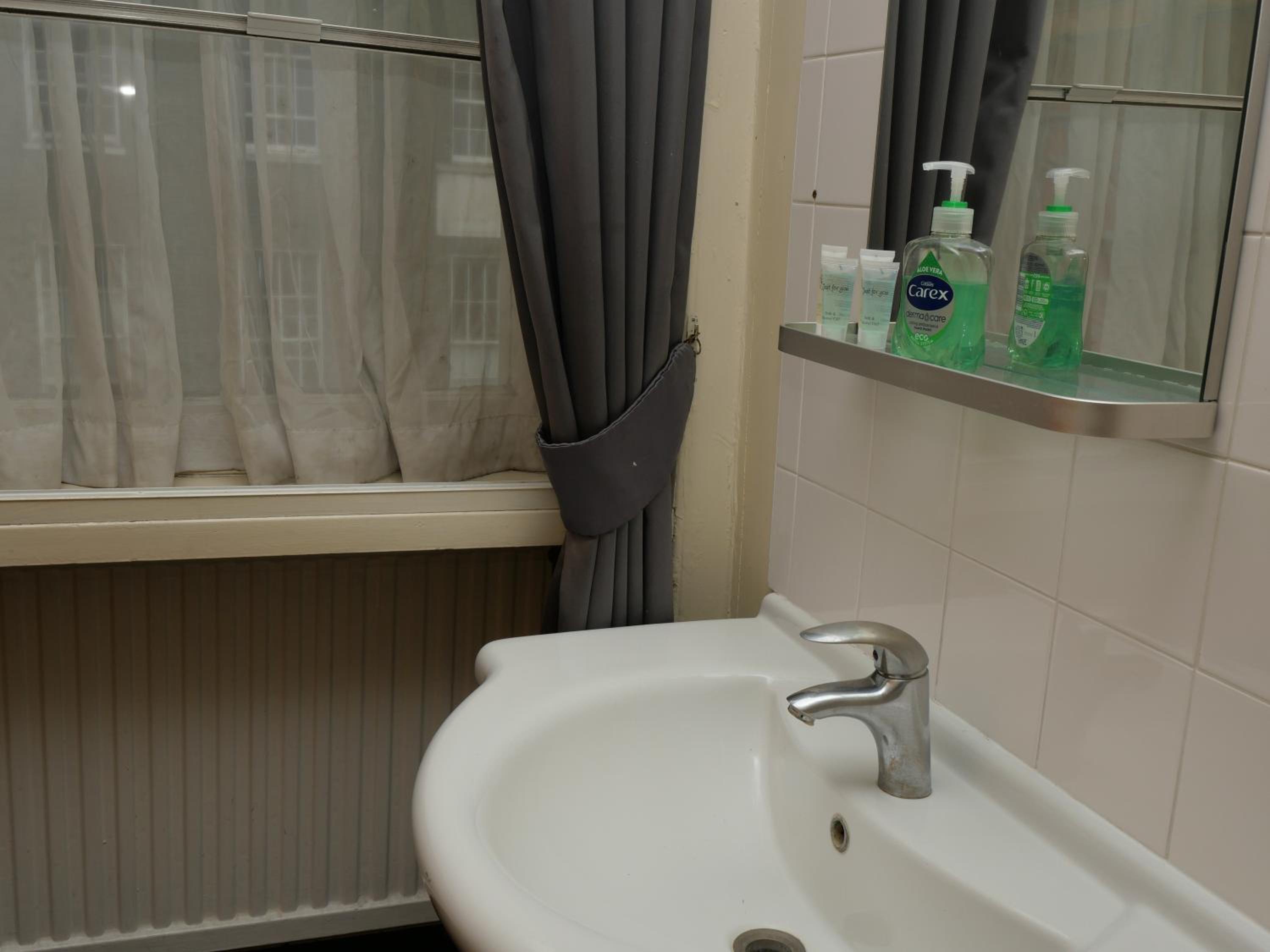 Twin Room with Shared Bathroom photo 2