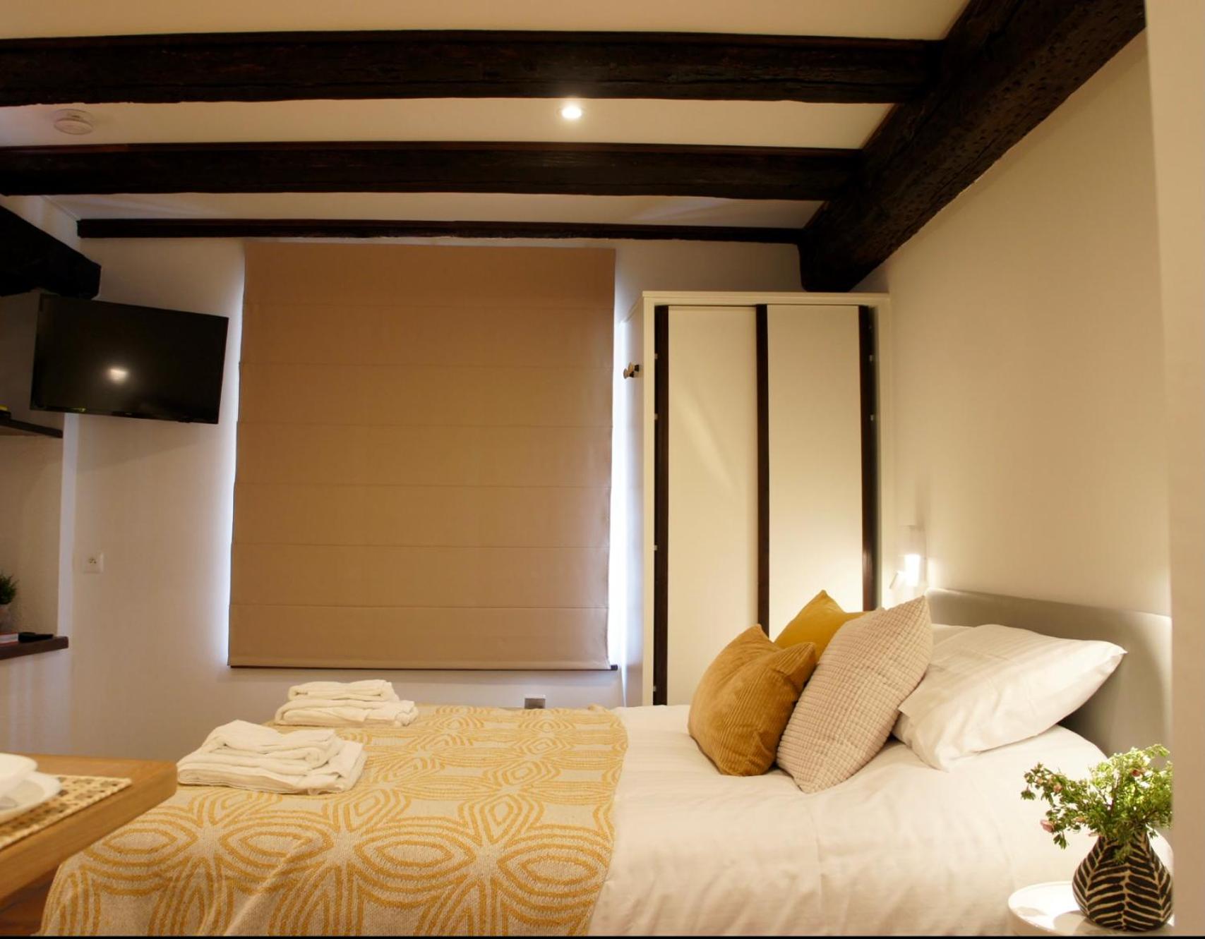 One-Bedroom Apartment - Photo 2