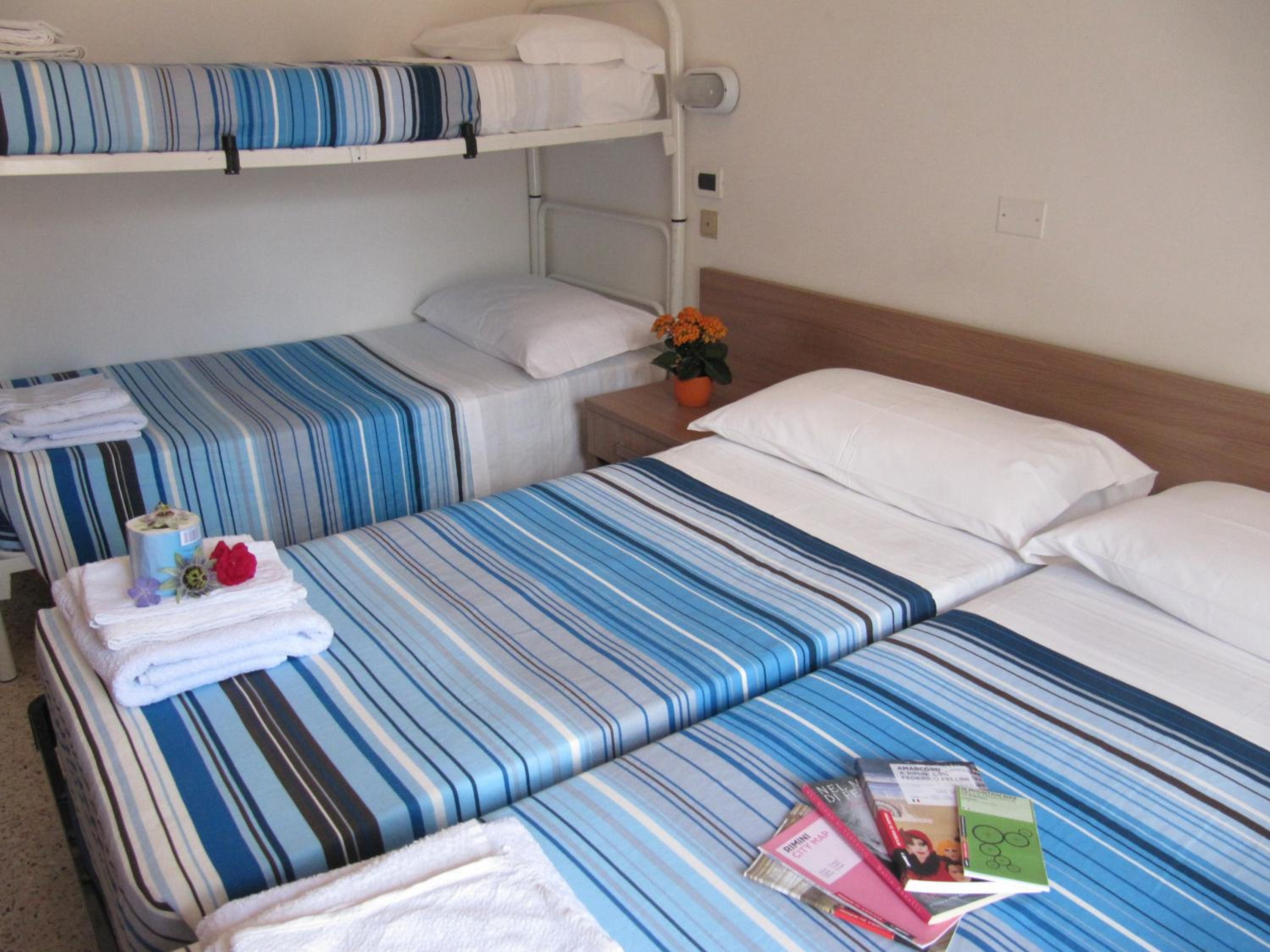 Quadruple Room with Balcony - Photo 3