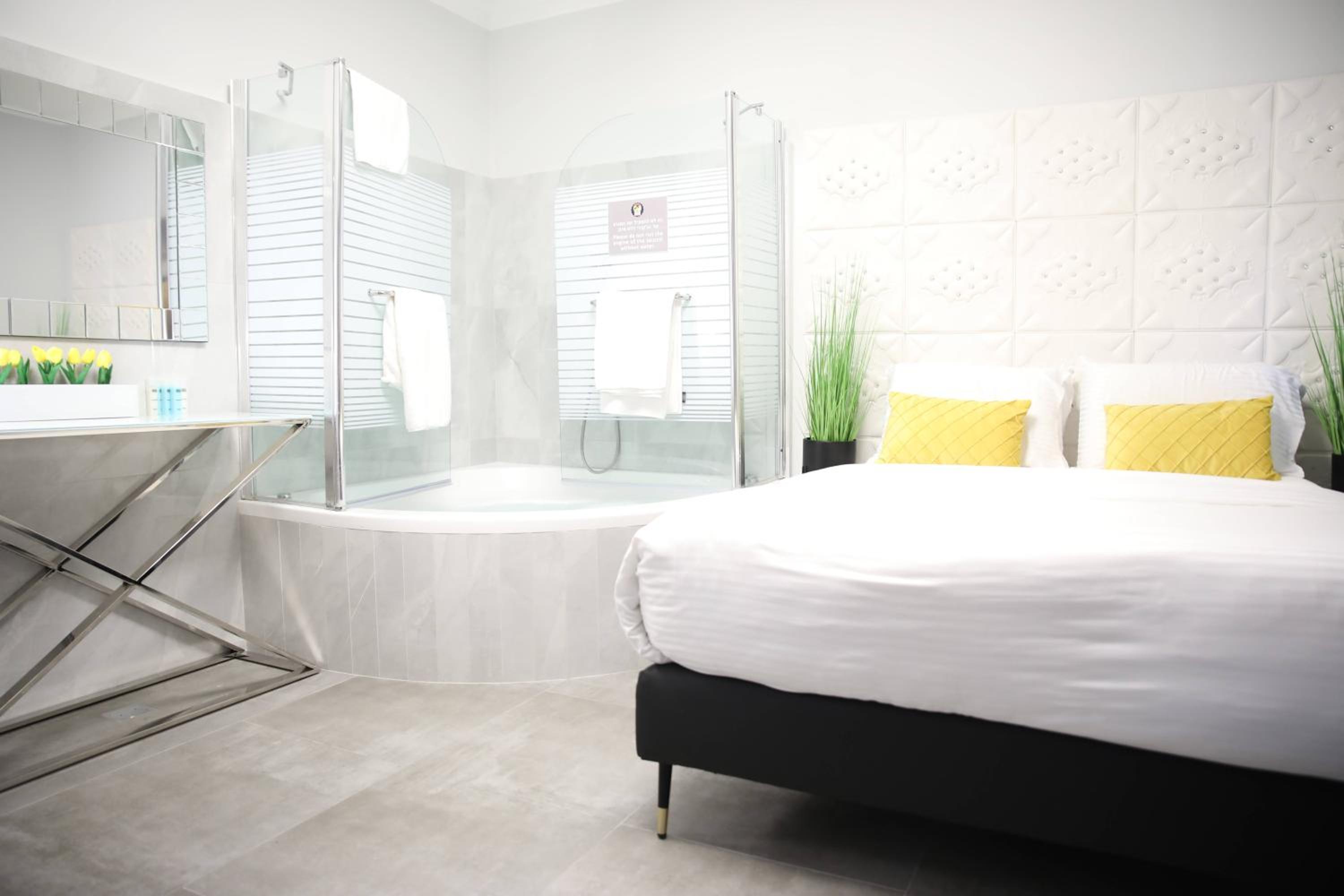 Deluxe Room with Jacuzzi Bath photo 1