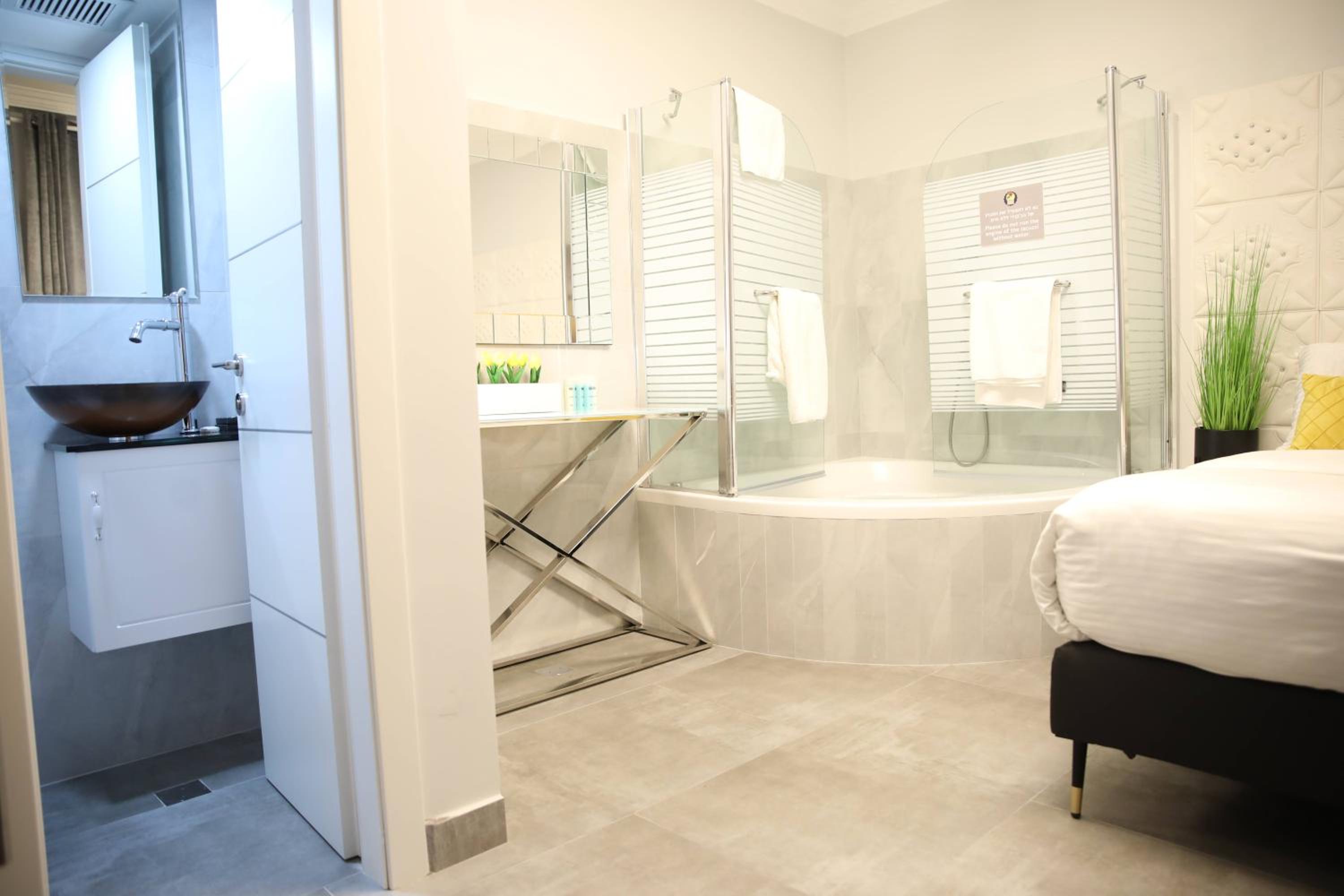 Deluxe Room with Jacuzzi Bath photo 2