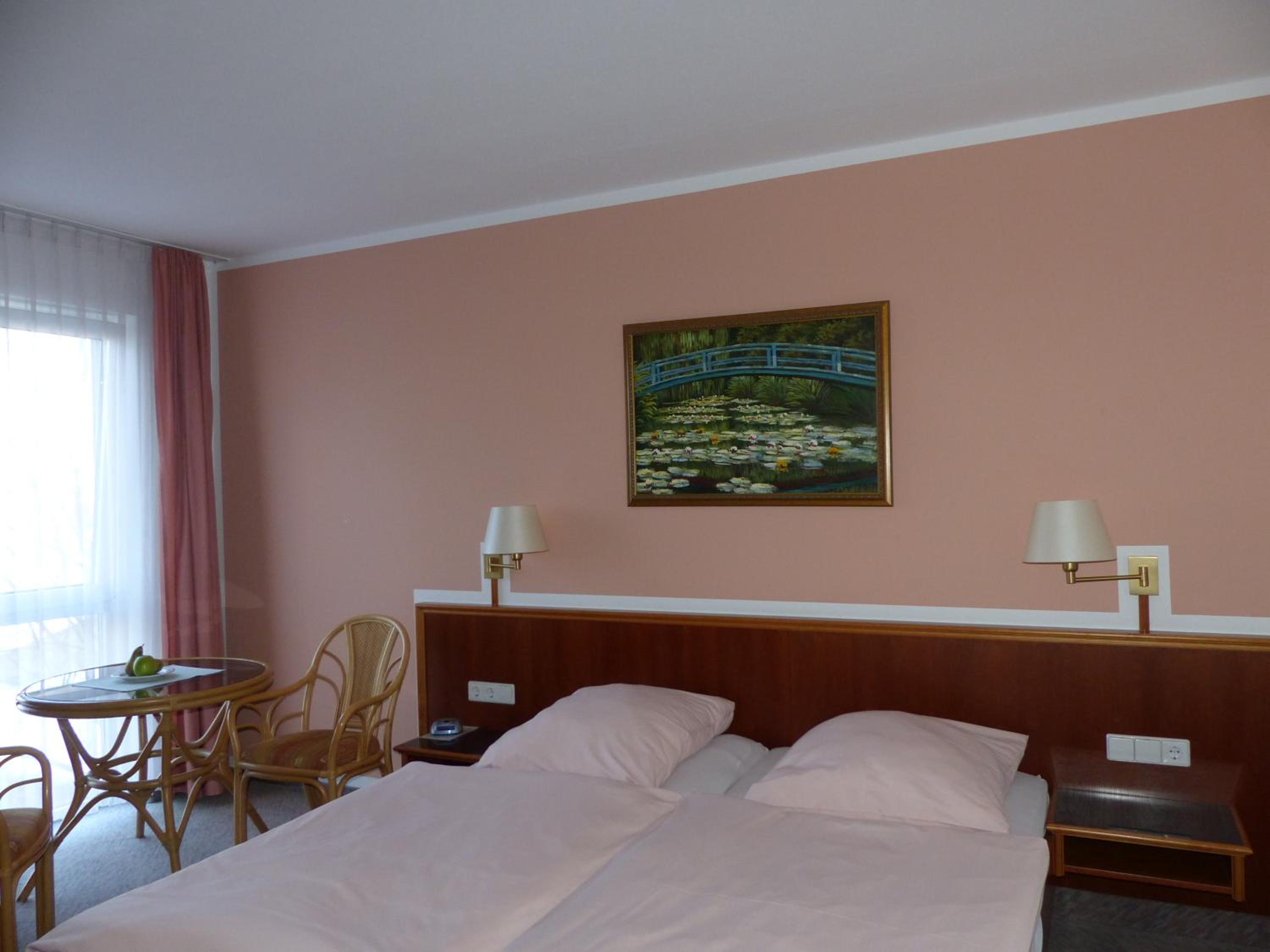 Large Double Room - Photo 1