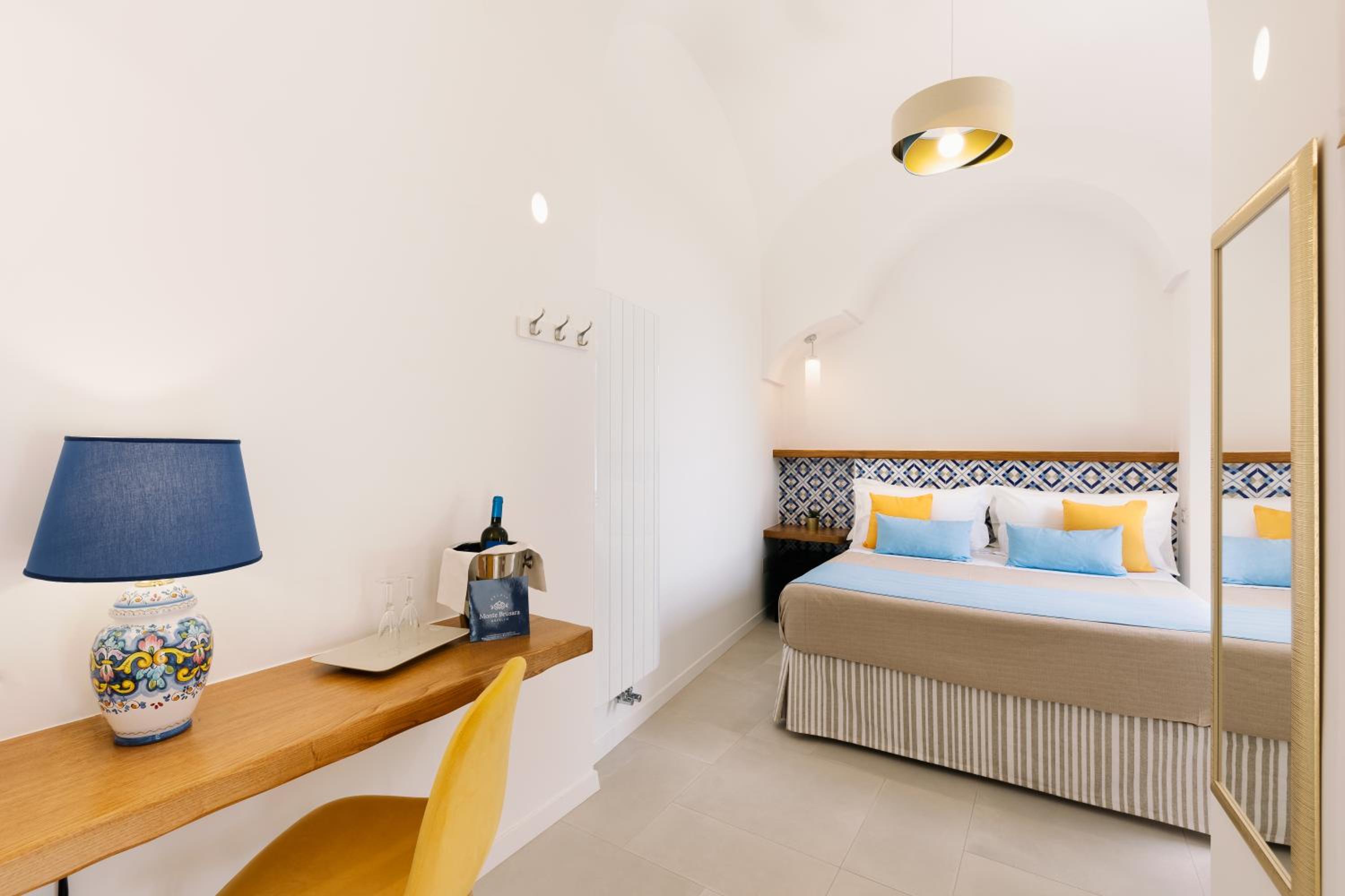 Deluxe Double Room with Shower - Photo 8