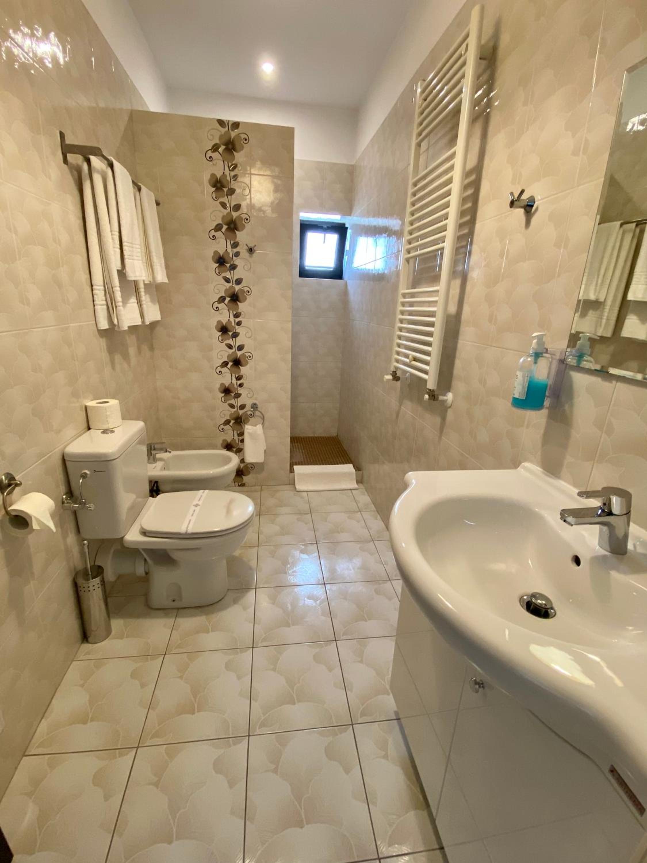 Standard Twin Room - Photo 4