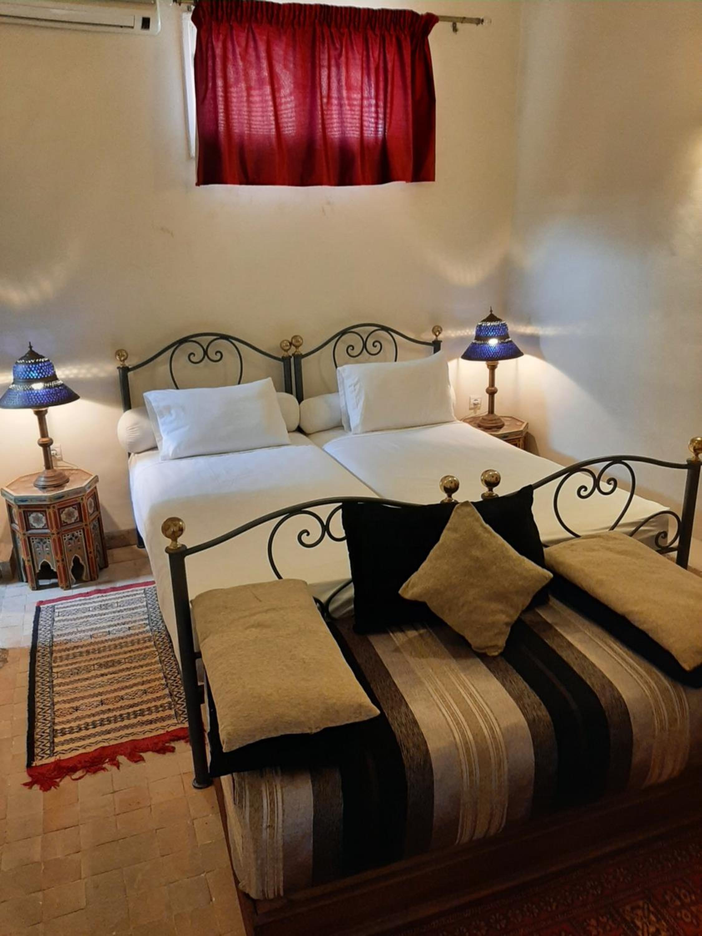 Twin Room with Private Bathroom - Photo 7