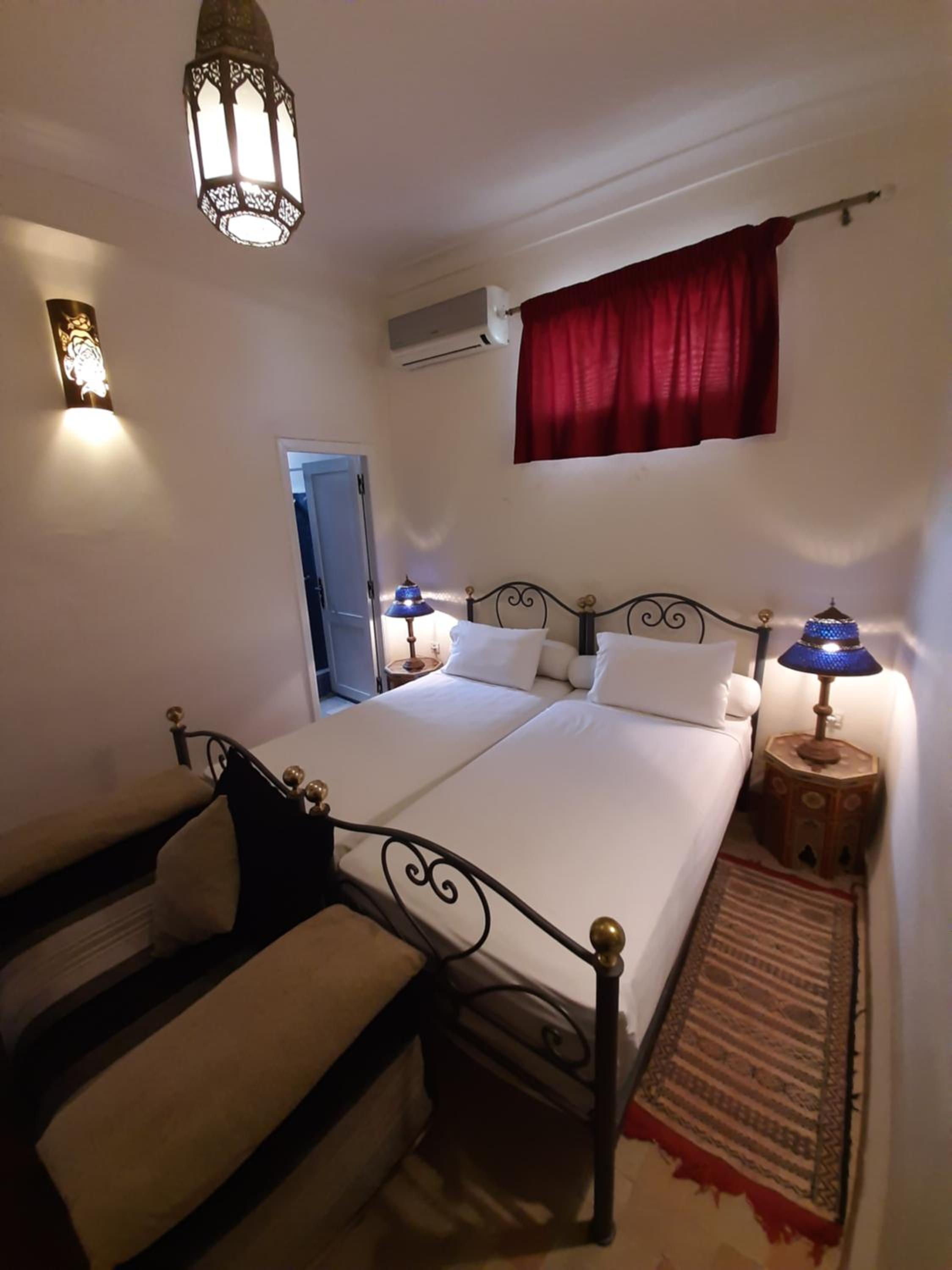 Twin Room with Private Bathroom - Photo 6