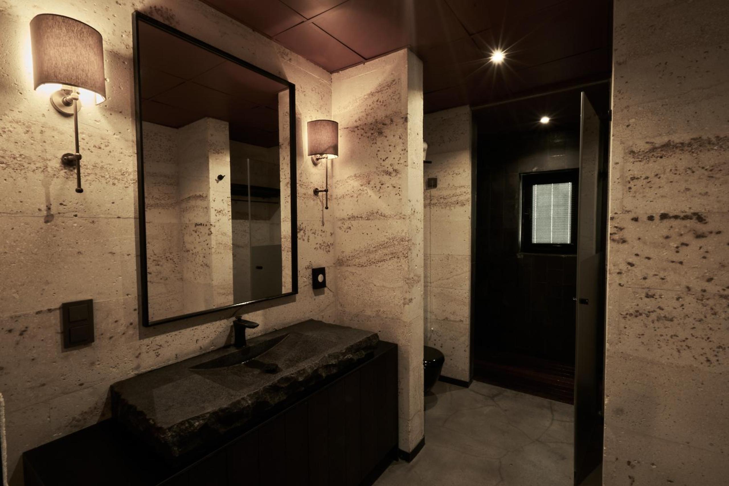 Suite with French Balcony - Photo 7