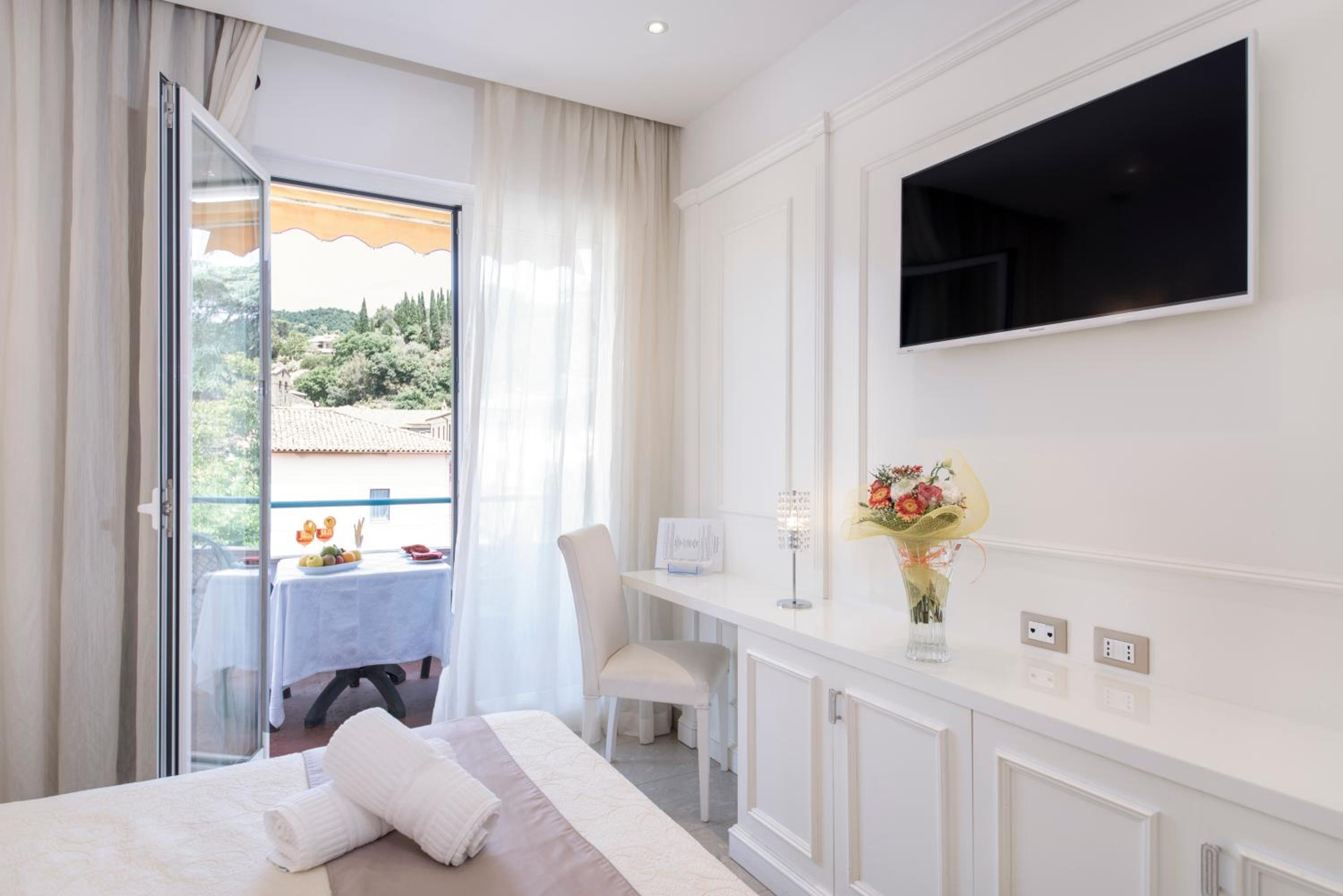 Superior Double Room with Balcony - Photo 4