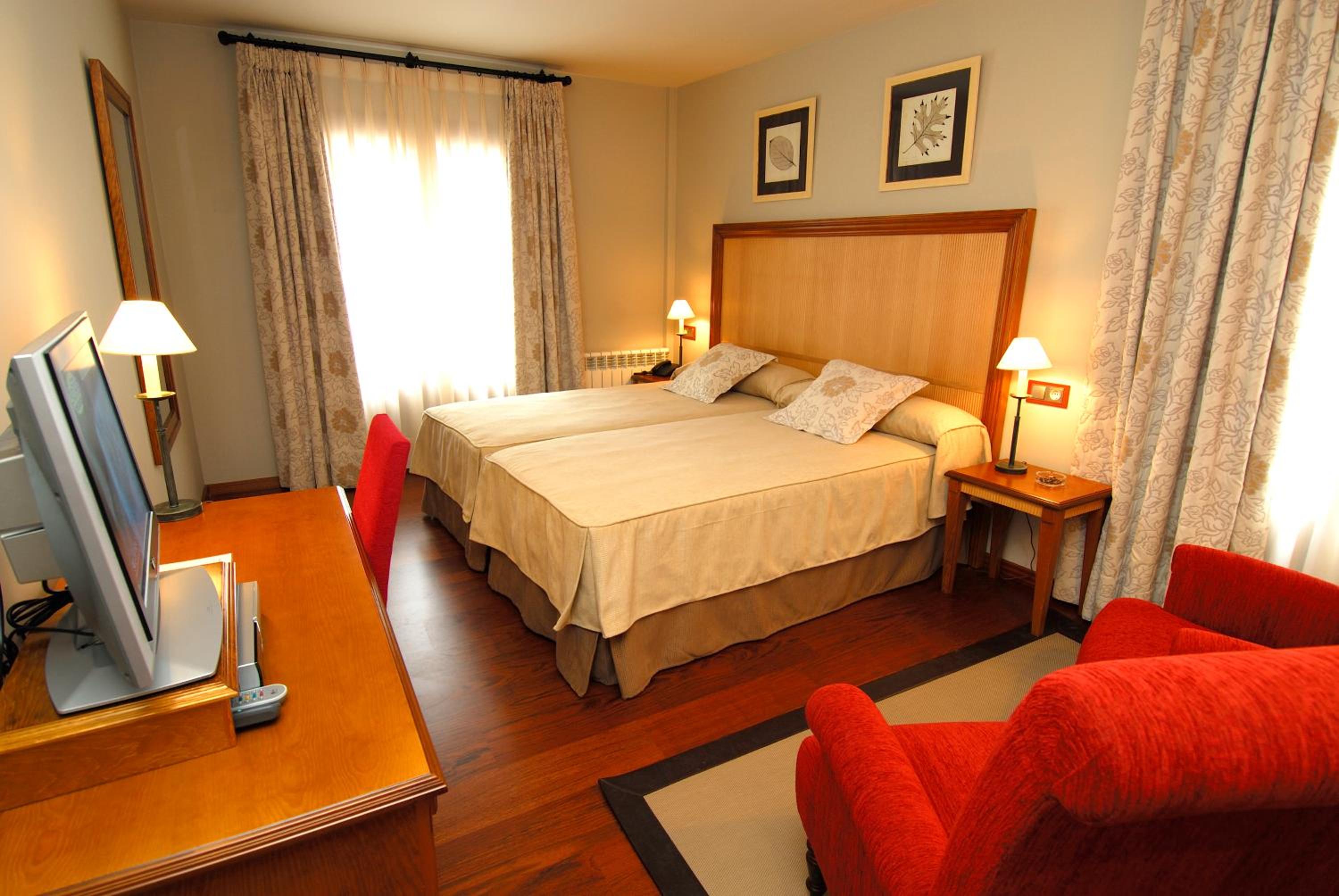 Double or Twin Room - Photo 8