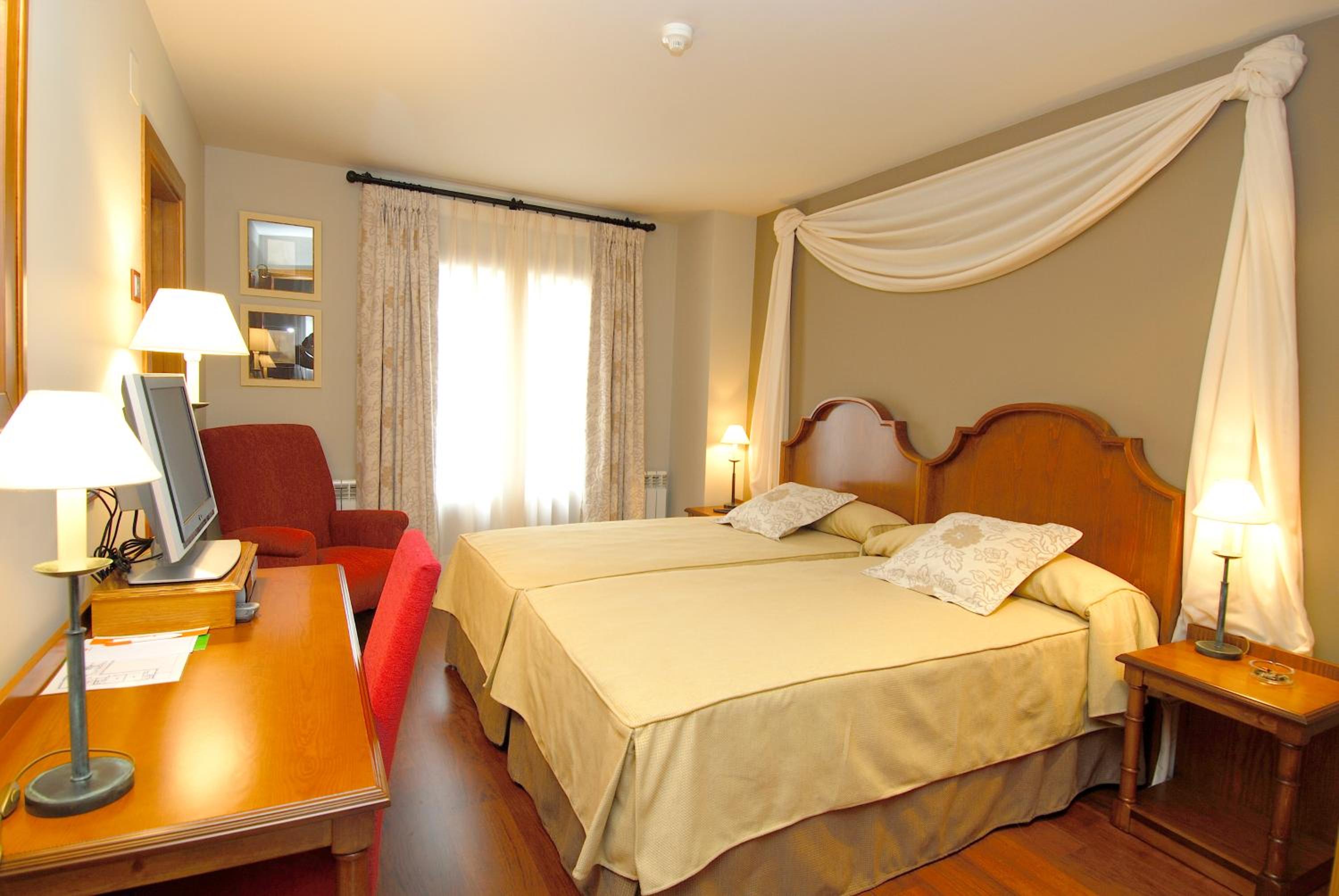 Double or Twin Room - Photo 6