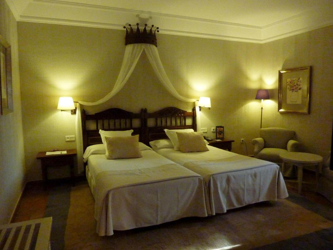 Standard Double Room - Photo 9