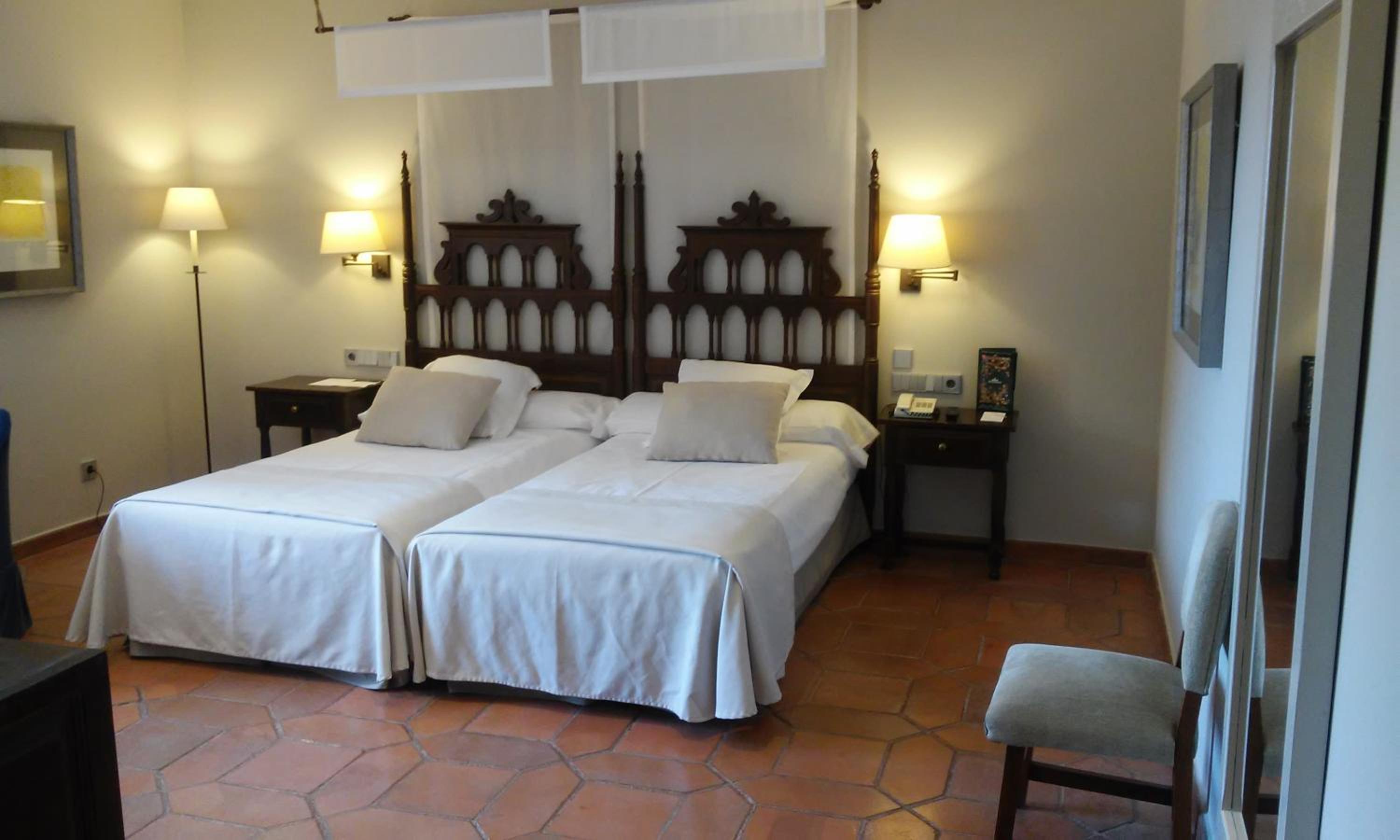 Standard Double Room (2 Adults + 1 Child) - Photo 6
