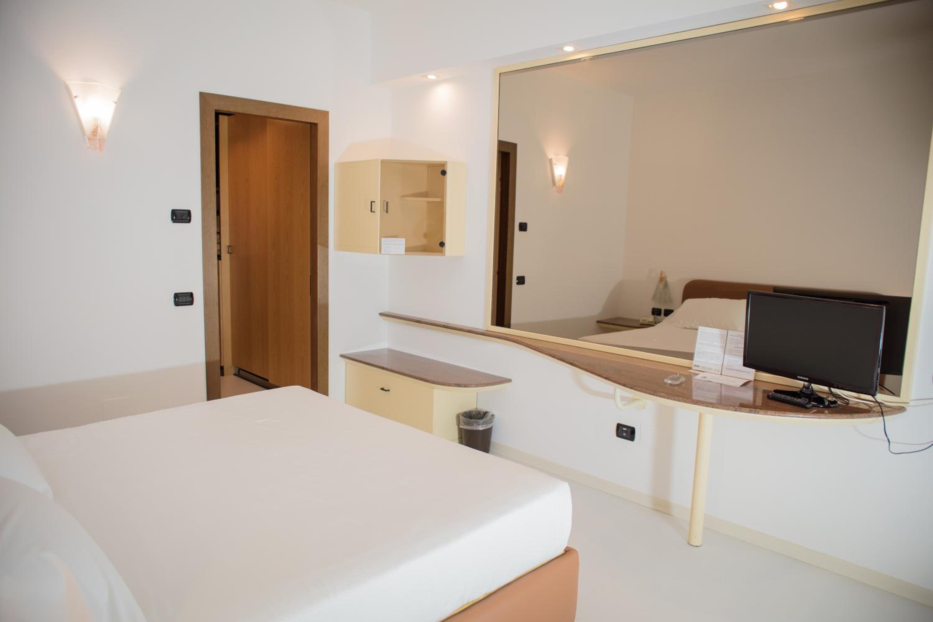 Budget Double Room - Photo 5