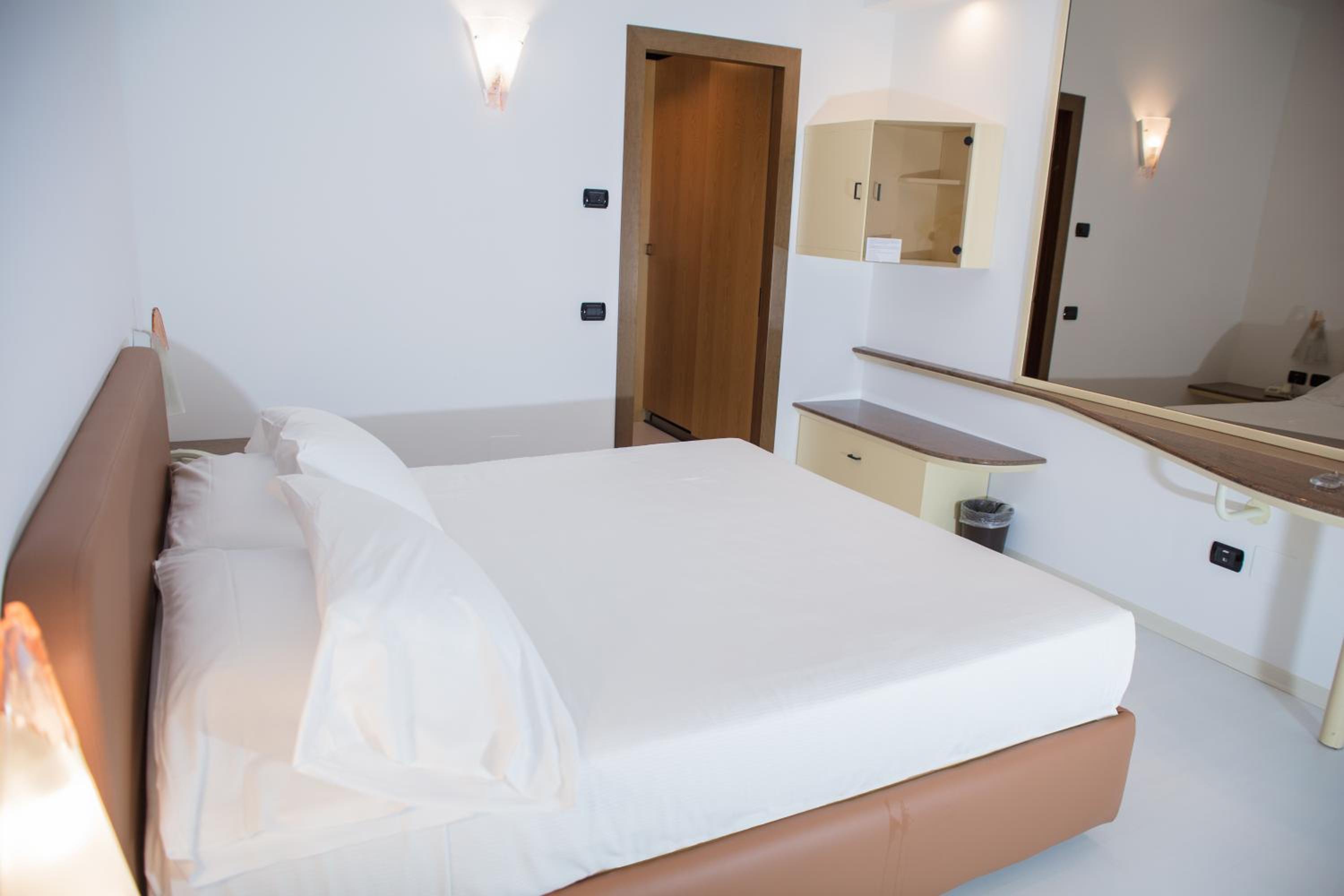 Budget Double Room - Photo 4