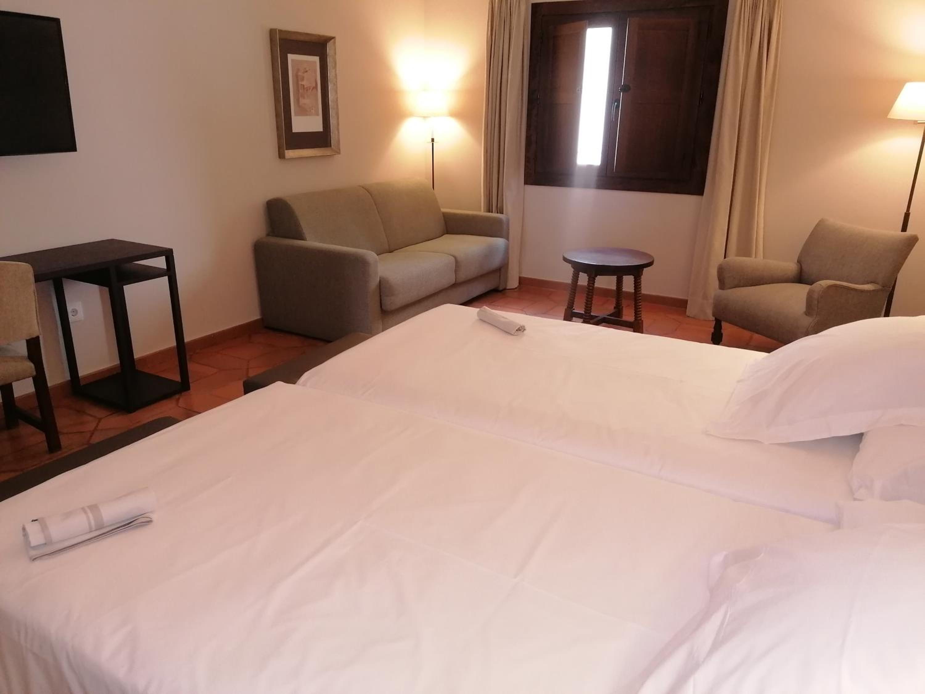 Standard Double Room (2 Adults + 1 Child) - Photo 4