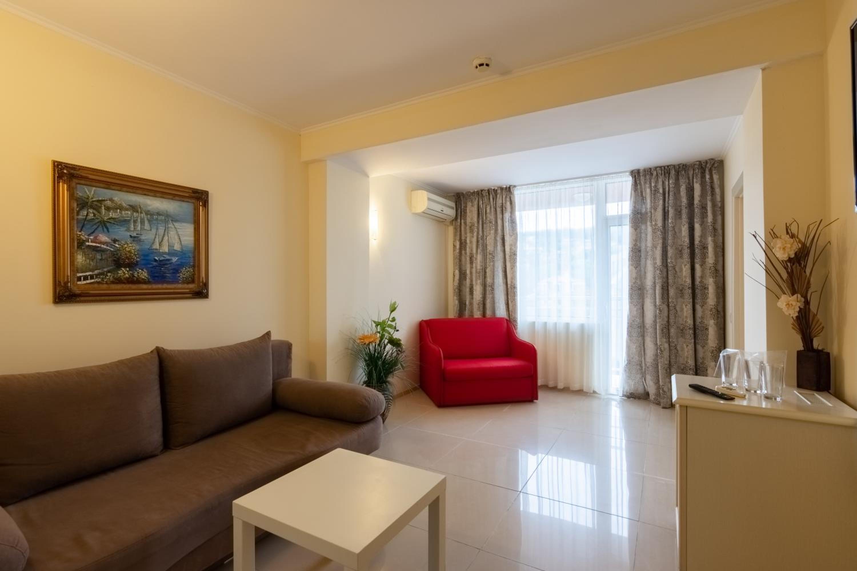 One-Bedroom Apartment with Free Parking photo 1
