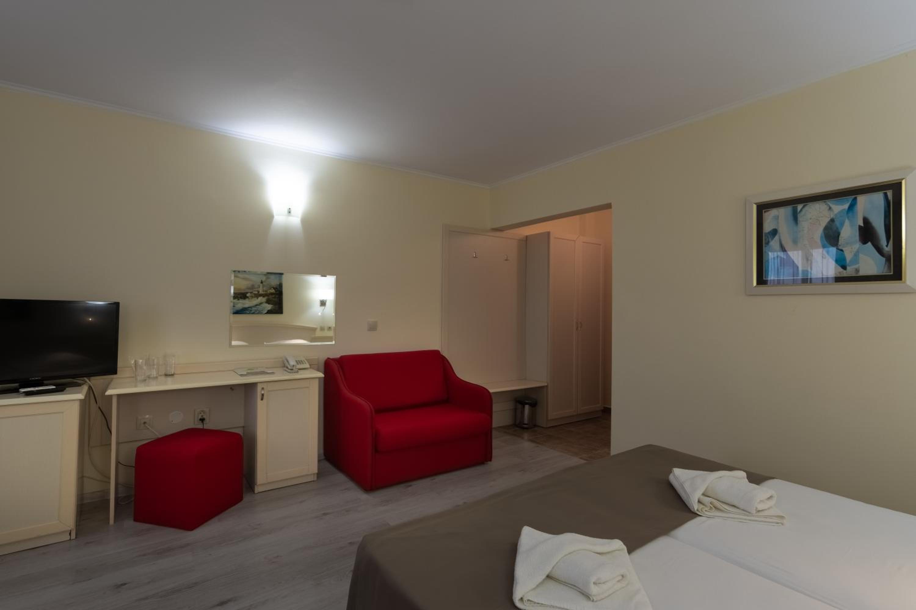 Double or Twin Room (2 Adults + 2 Children) with Free Parking photo 2