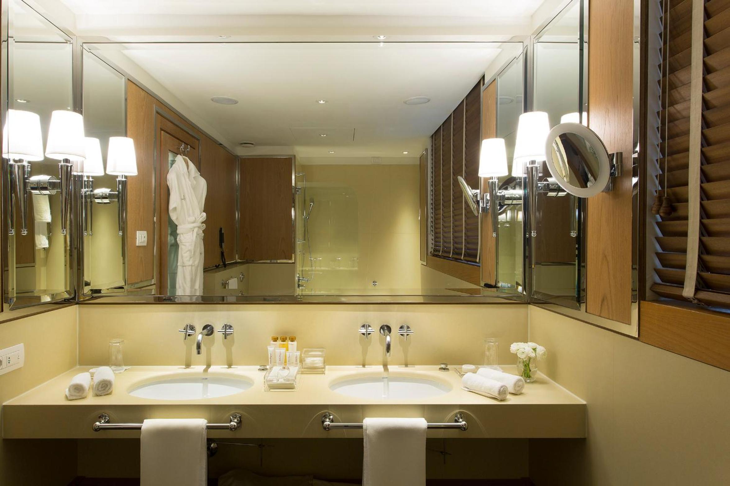 Family Suite (Non Smoking) - Photo 4