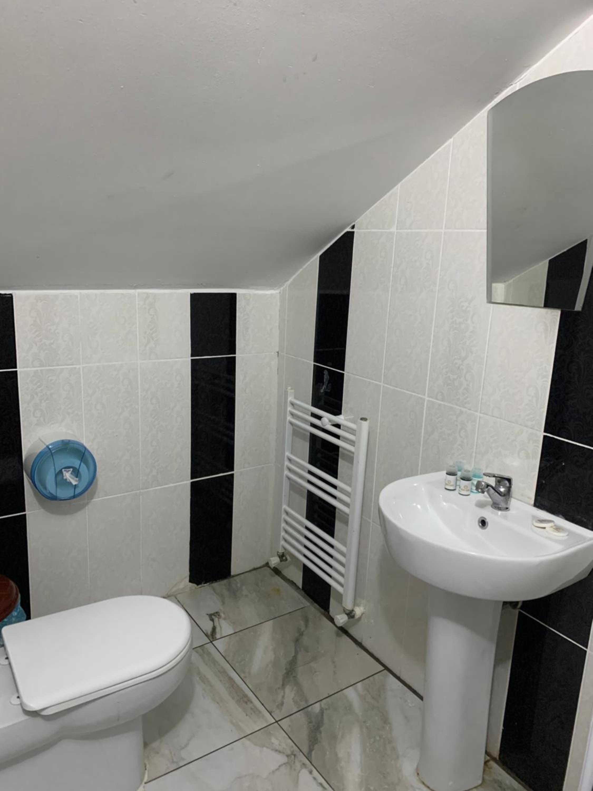 Small Double Room - Photo 5