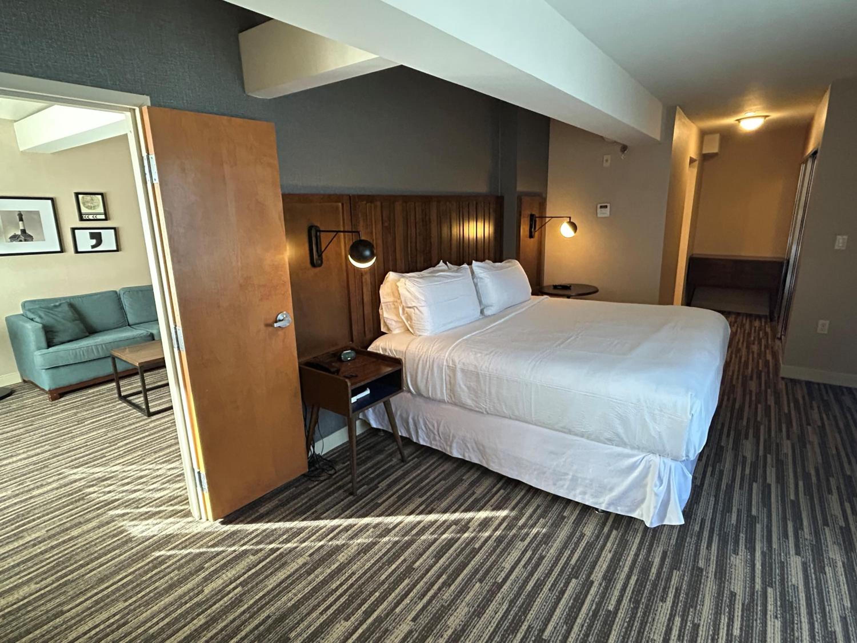 One-Bedroom King Suite with Spa Bath and Shower - Non-Smoking