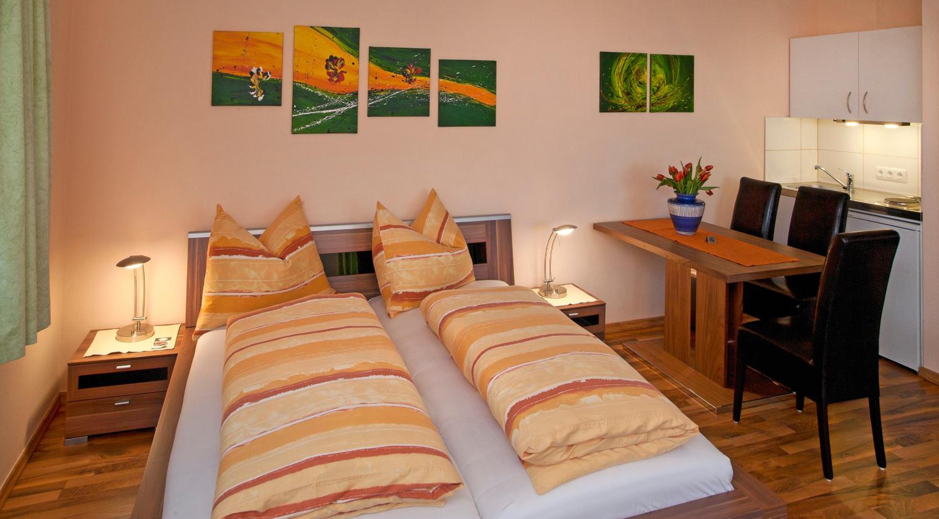 Suite - Photo 1