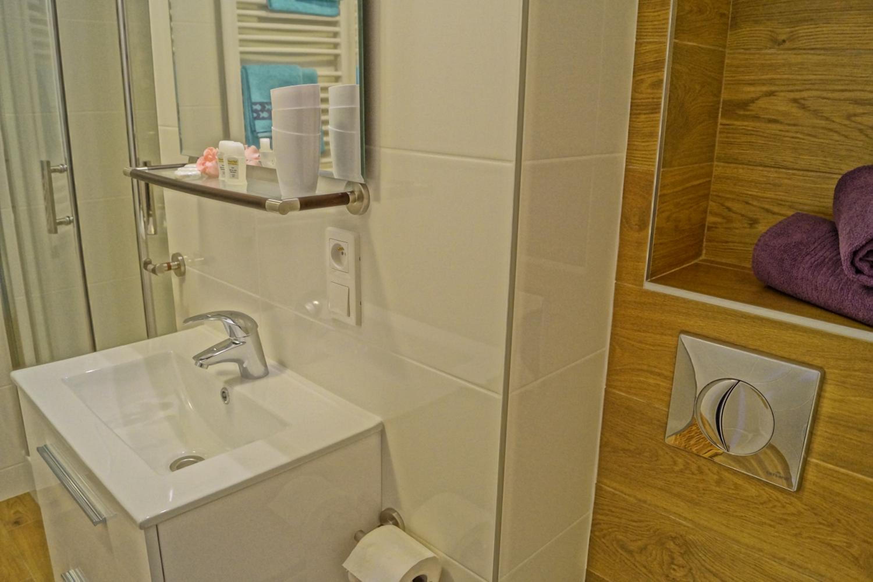 Apartment with Balcony (3 Adults) - Photo 5