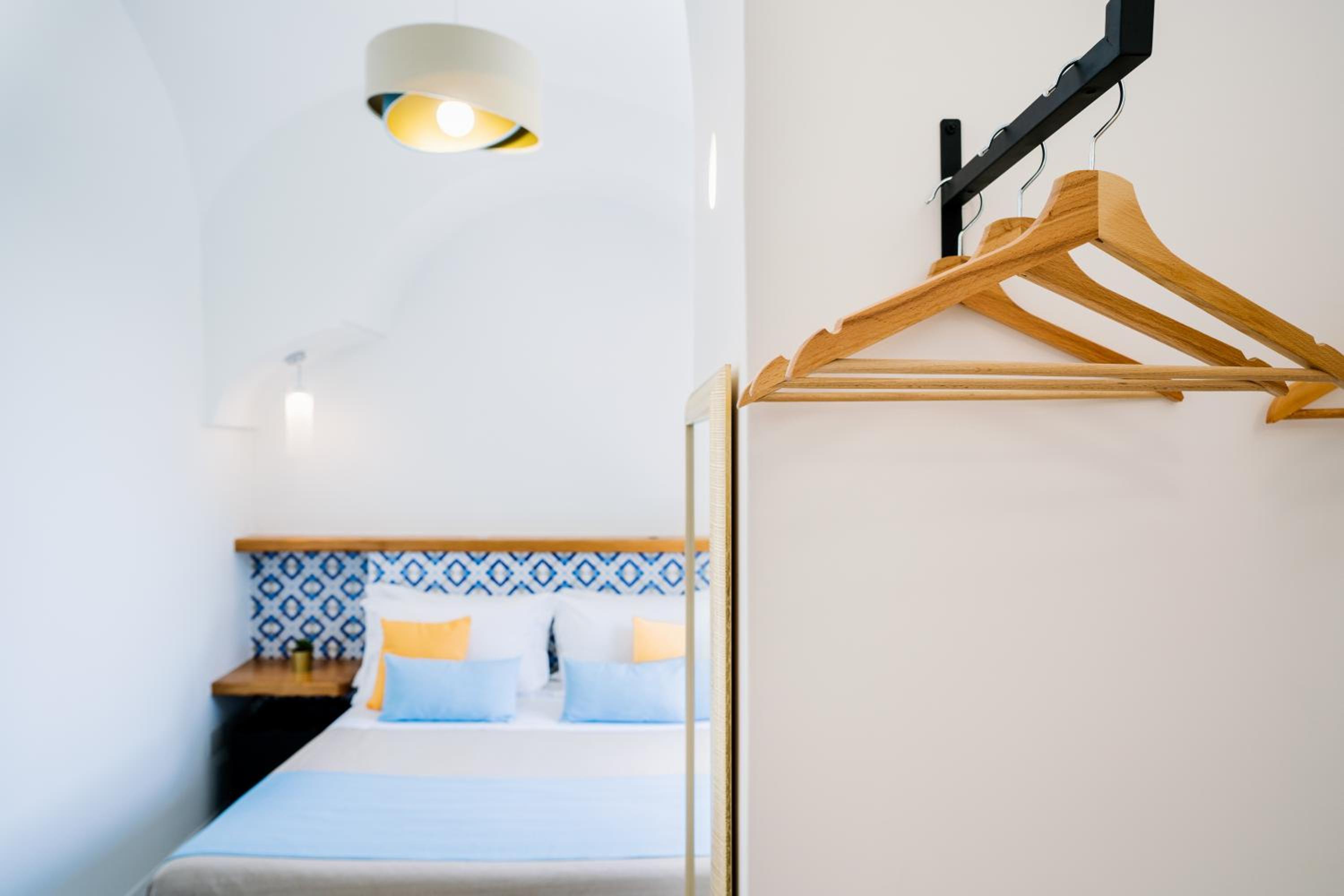 Deluxe Double Room with Shower - Photo 12