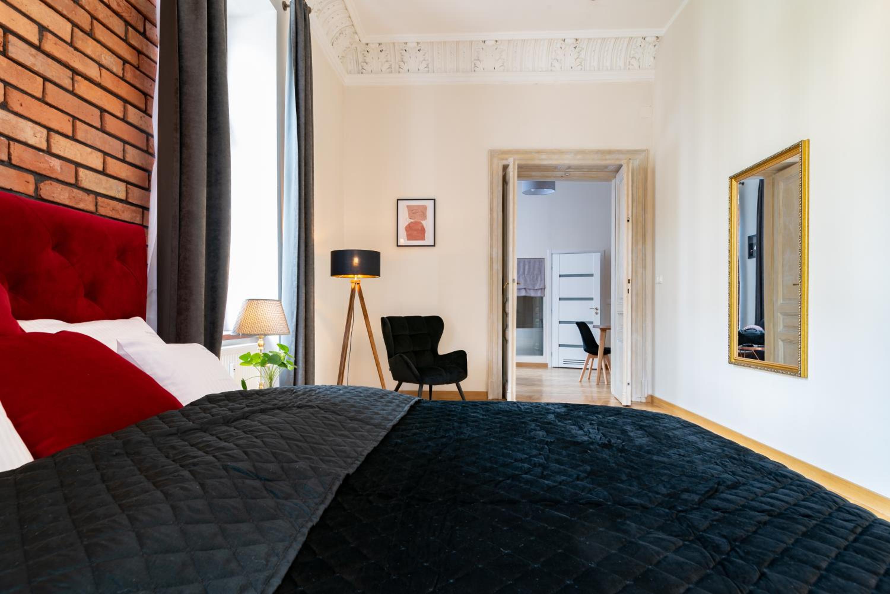 King Suite with Balcony - Photo 25