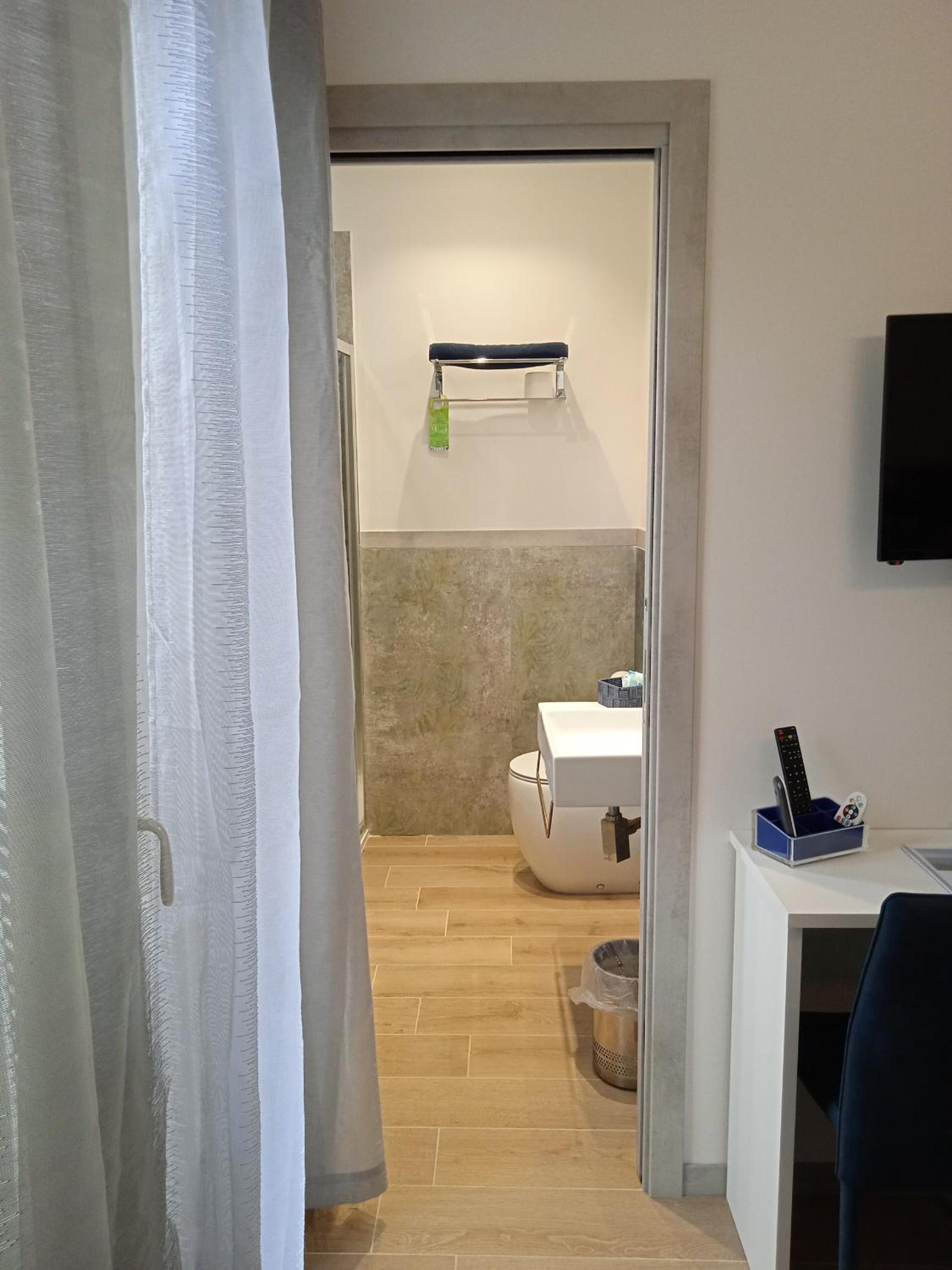 Economy Double Room - Photo 33