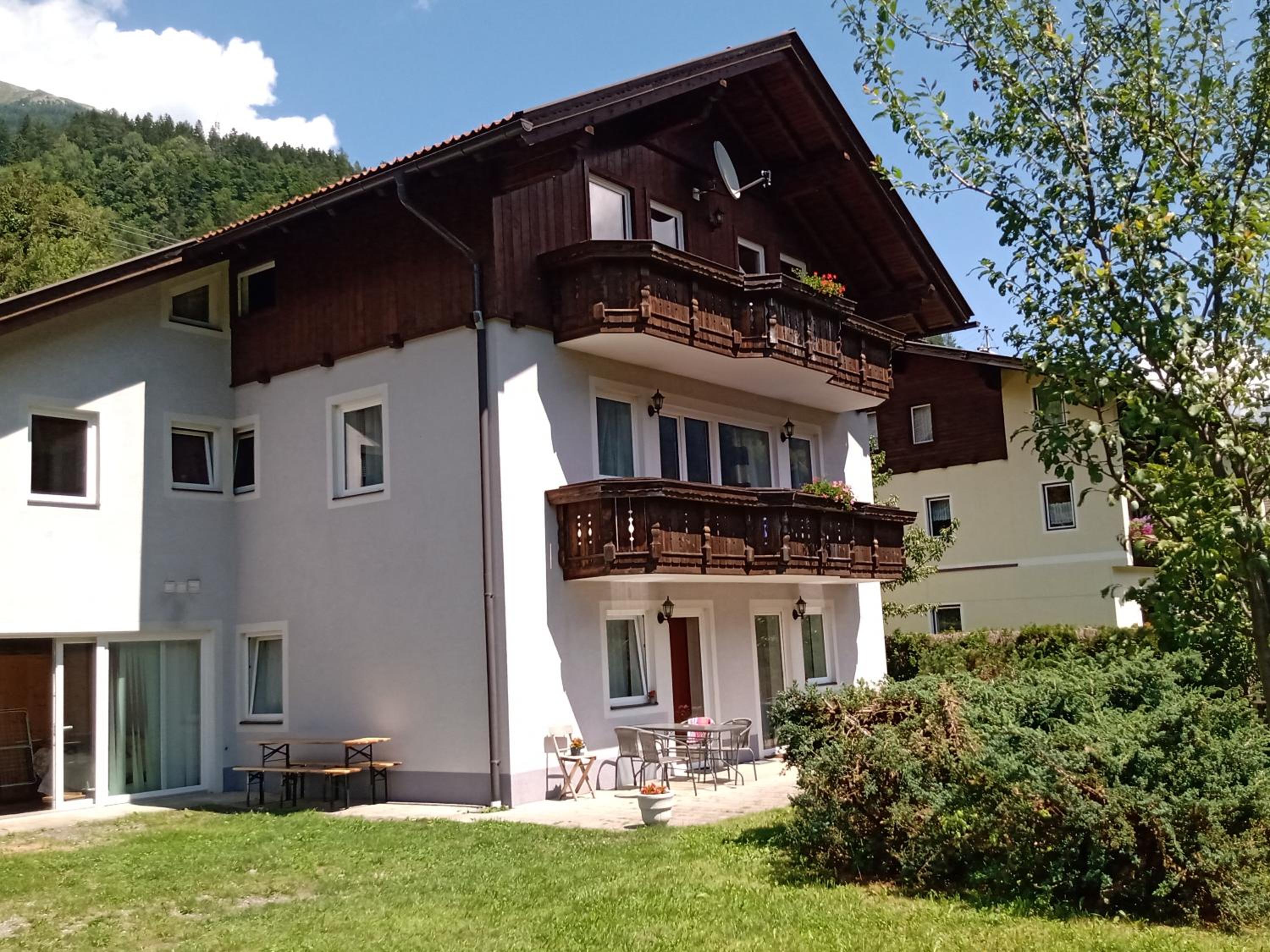Apartment with Terrace - Photo 8