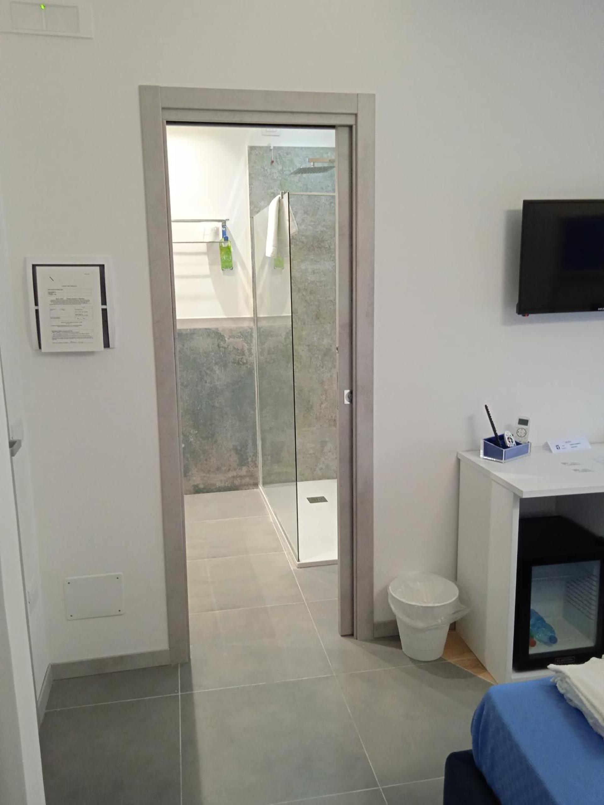 Standard Double Room - Photo 26