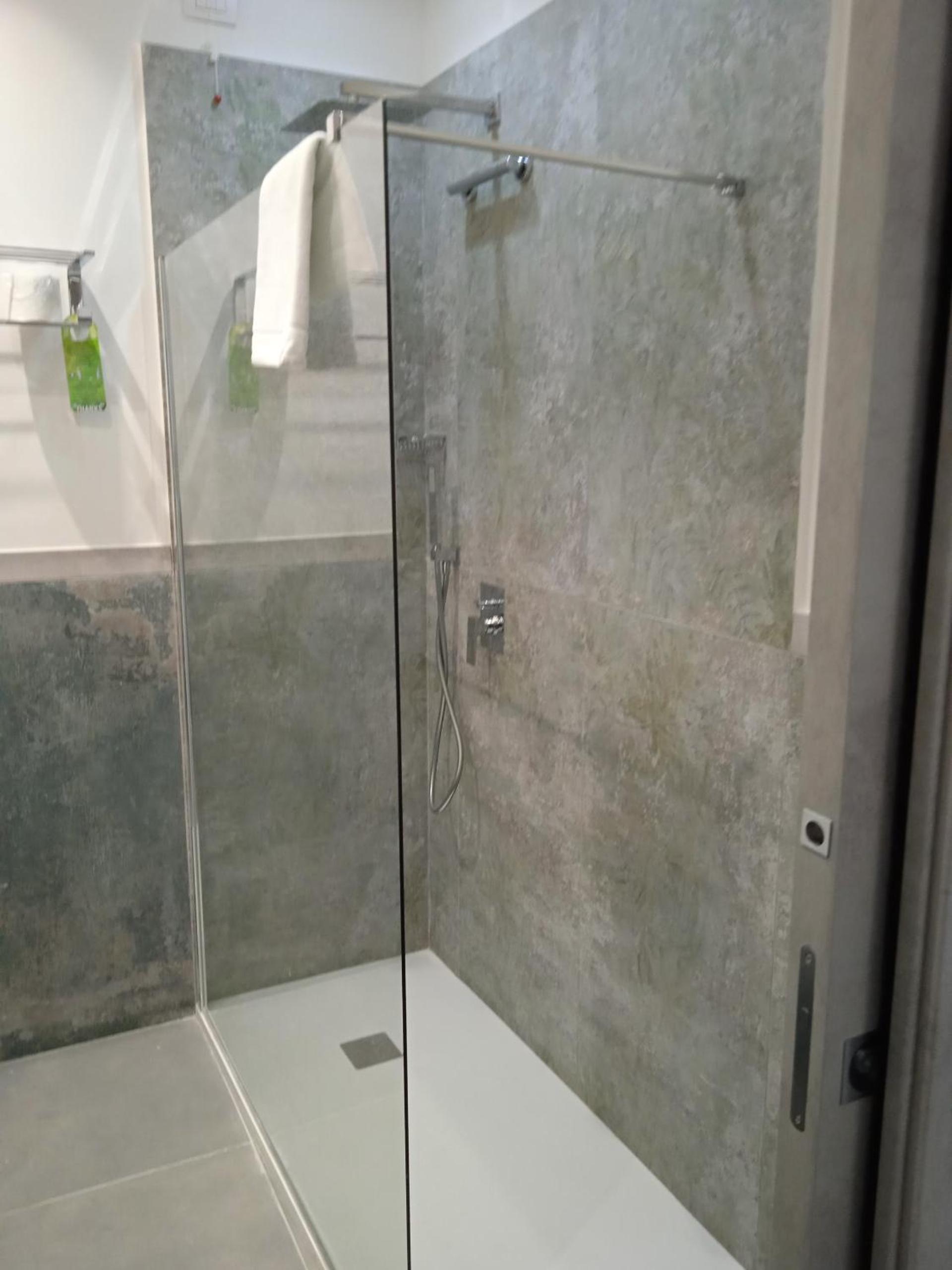 Standard Double Room - Photo 25