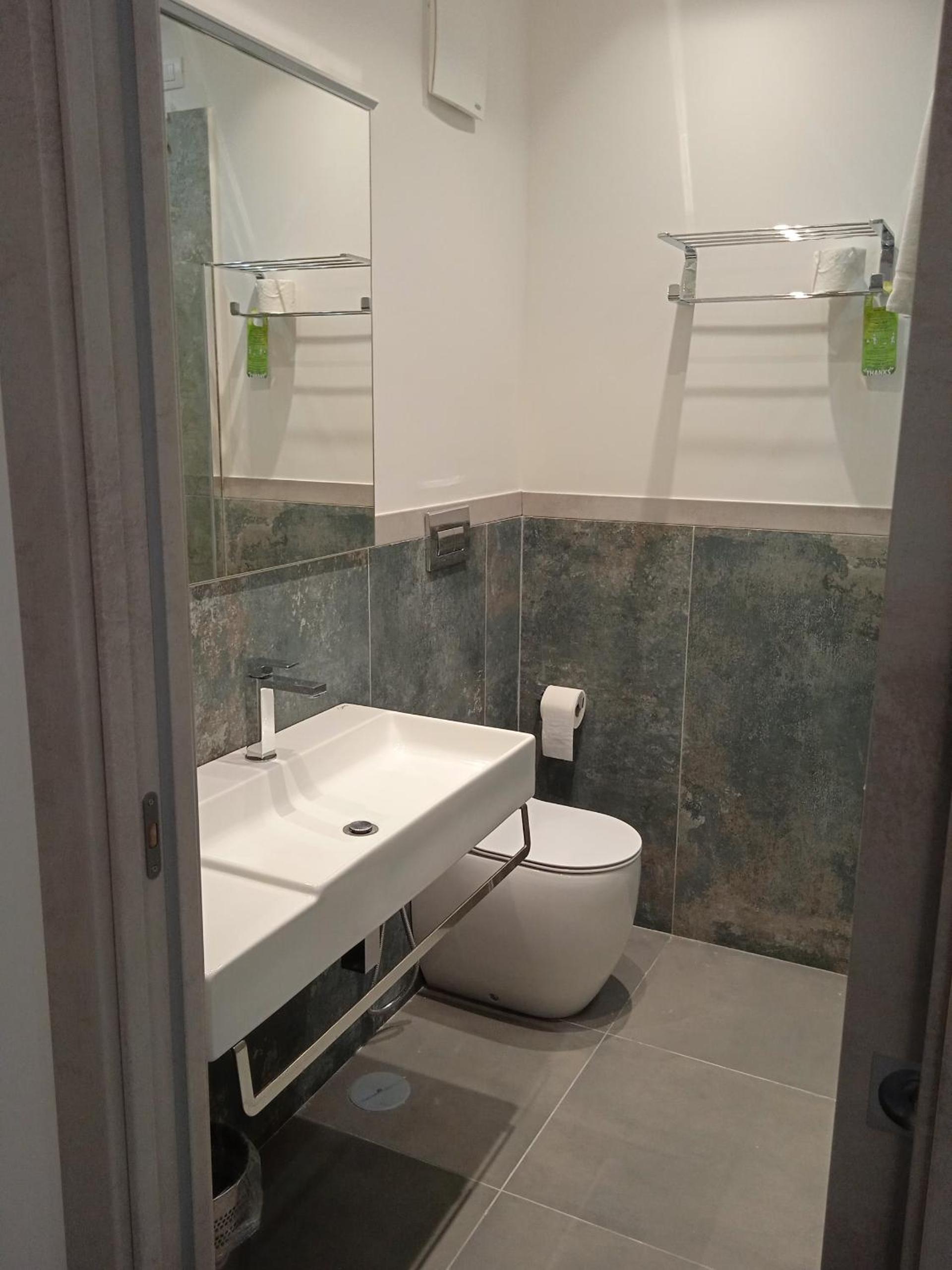 Standard Double Room - Photo 23