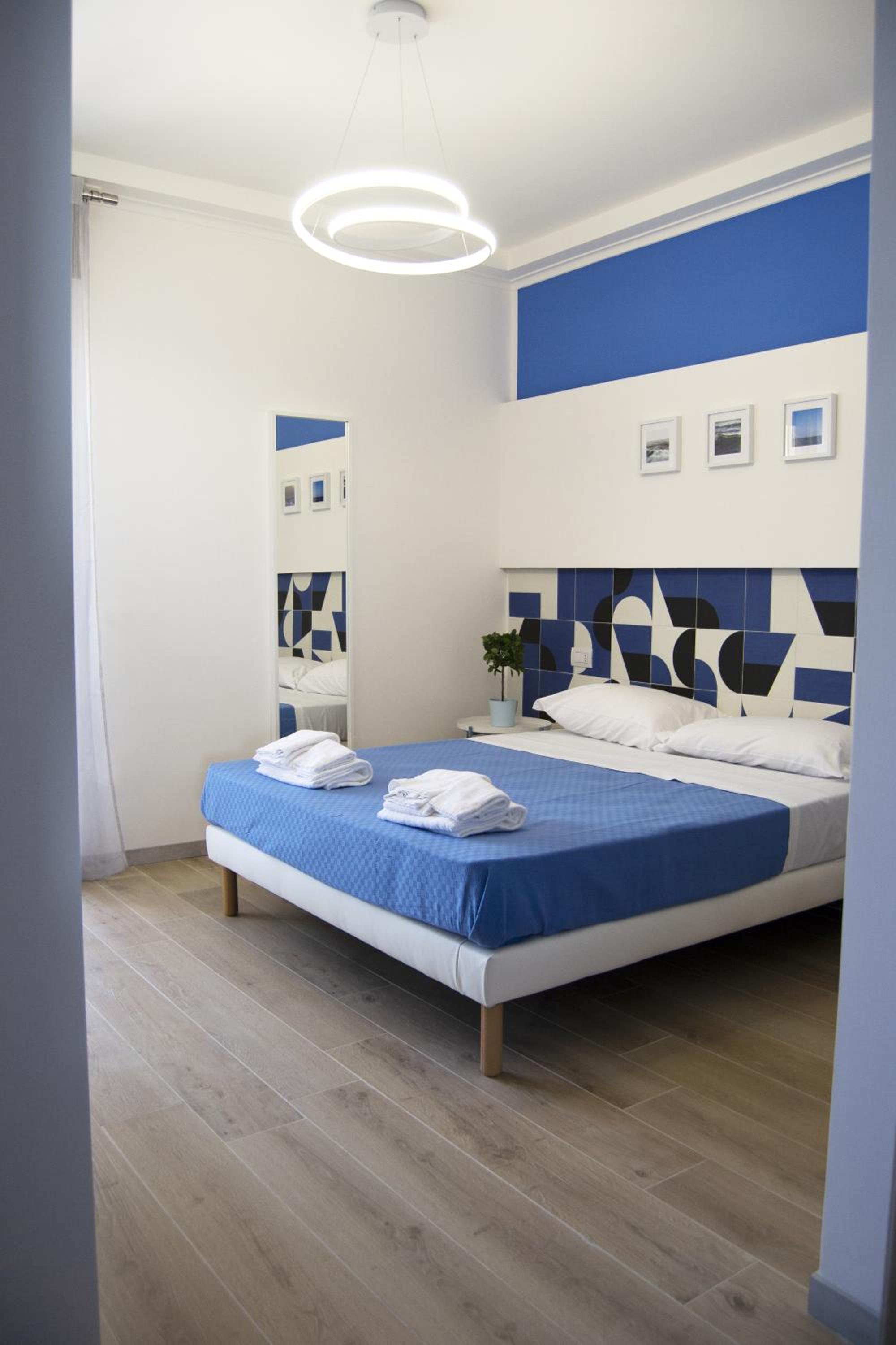 Double Room with Balcony and Sea View - Photo 13