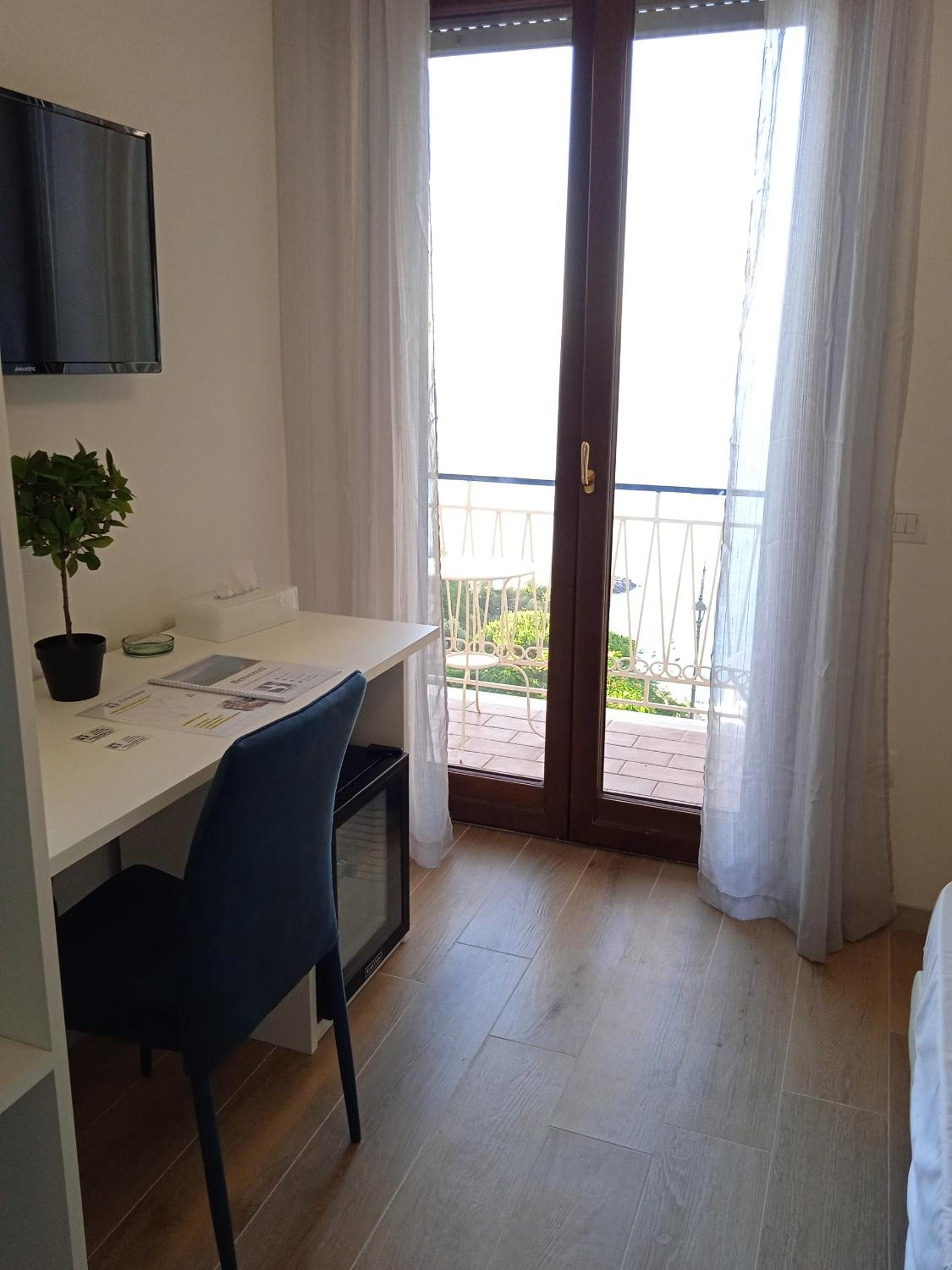Double Room with Balcony and Sea View - Photo 9