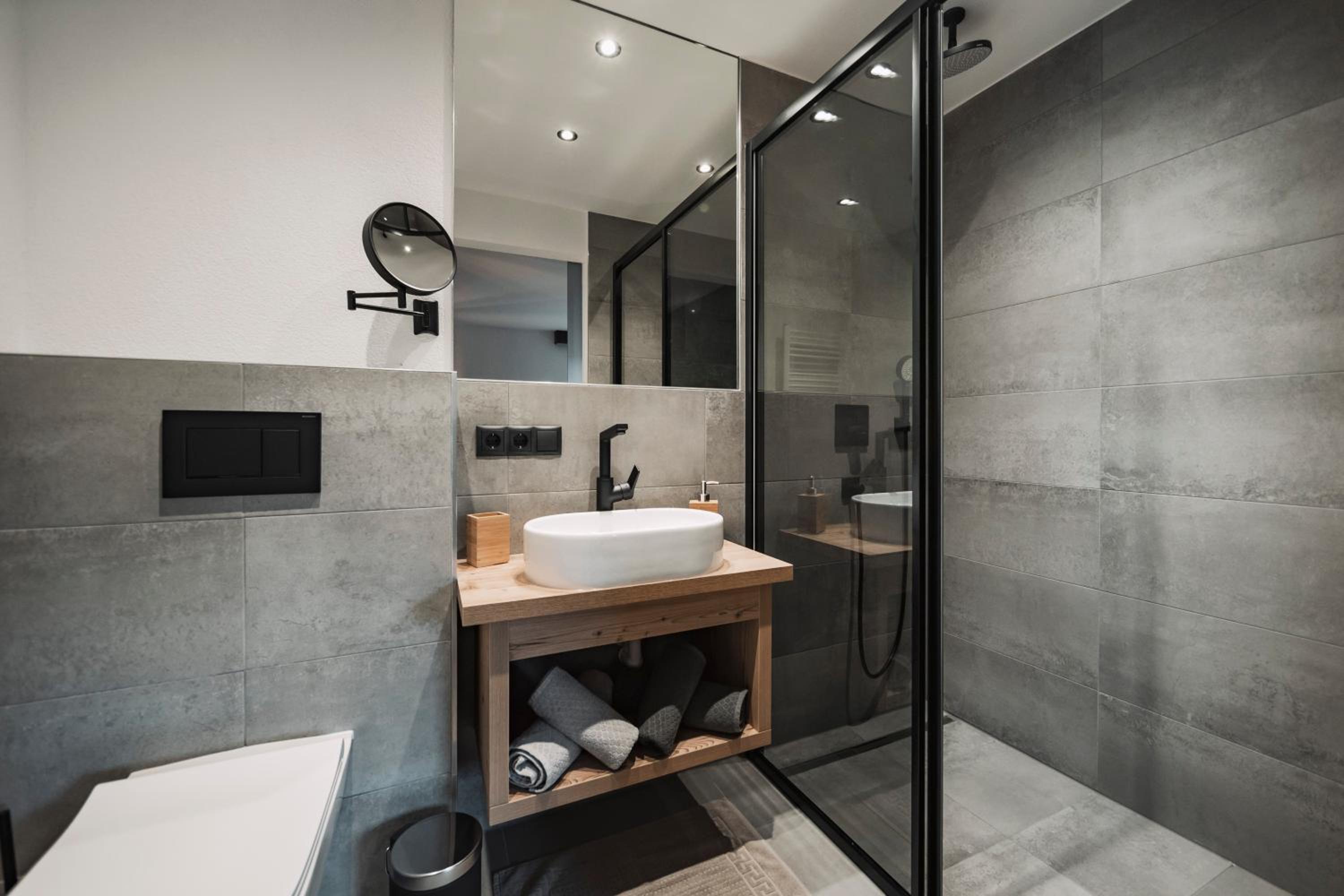 Apartment 3 with Shower photo 2