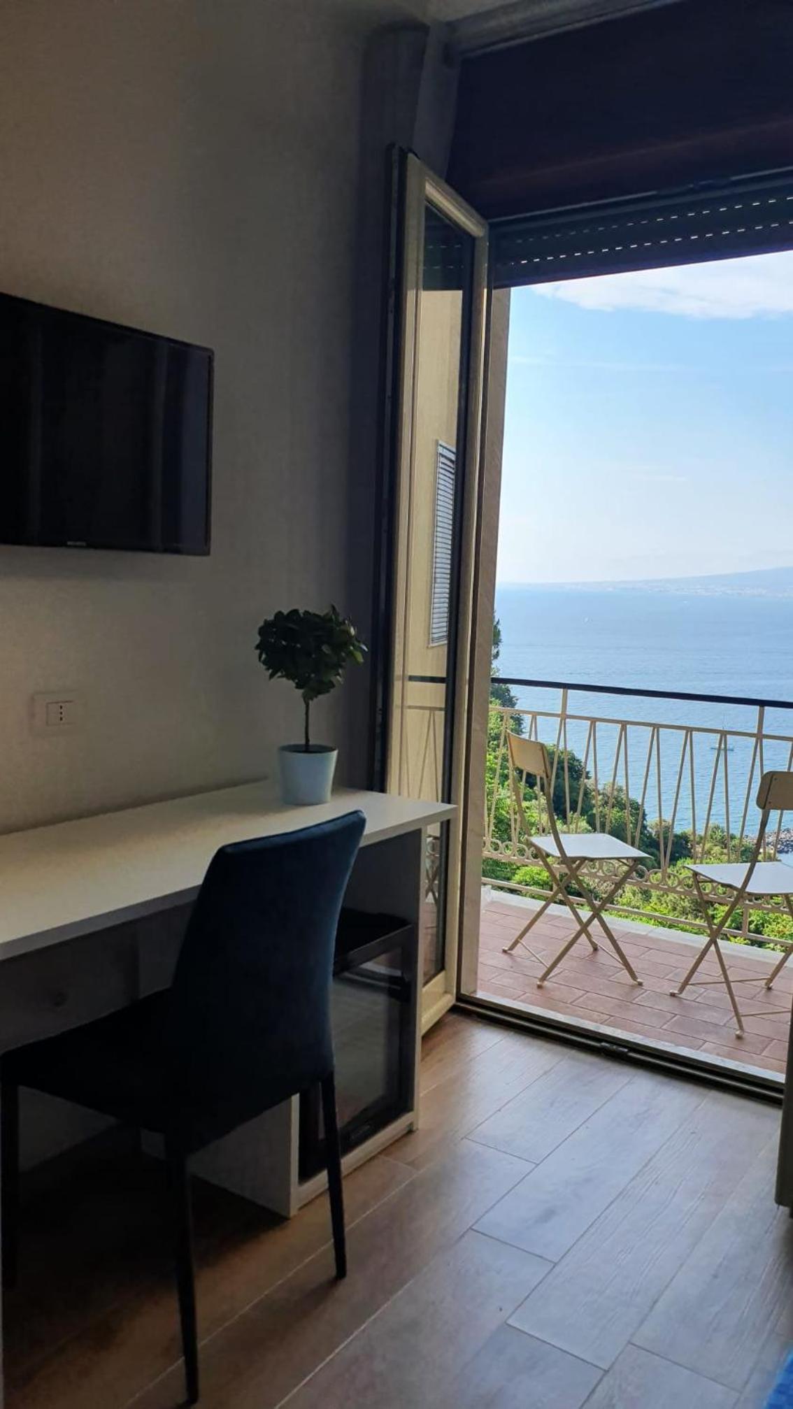 Double Room with Balcony and Sea View - Photo 37