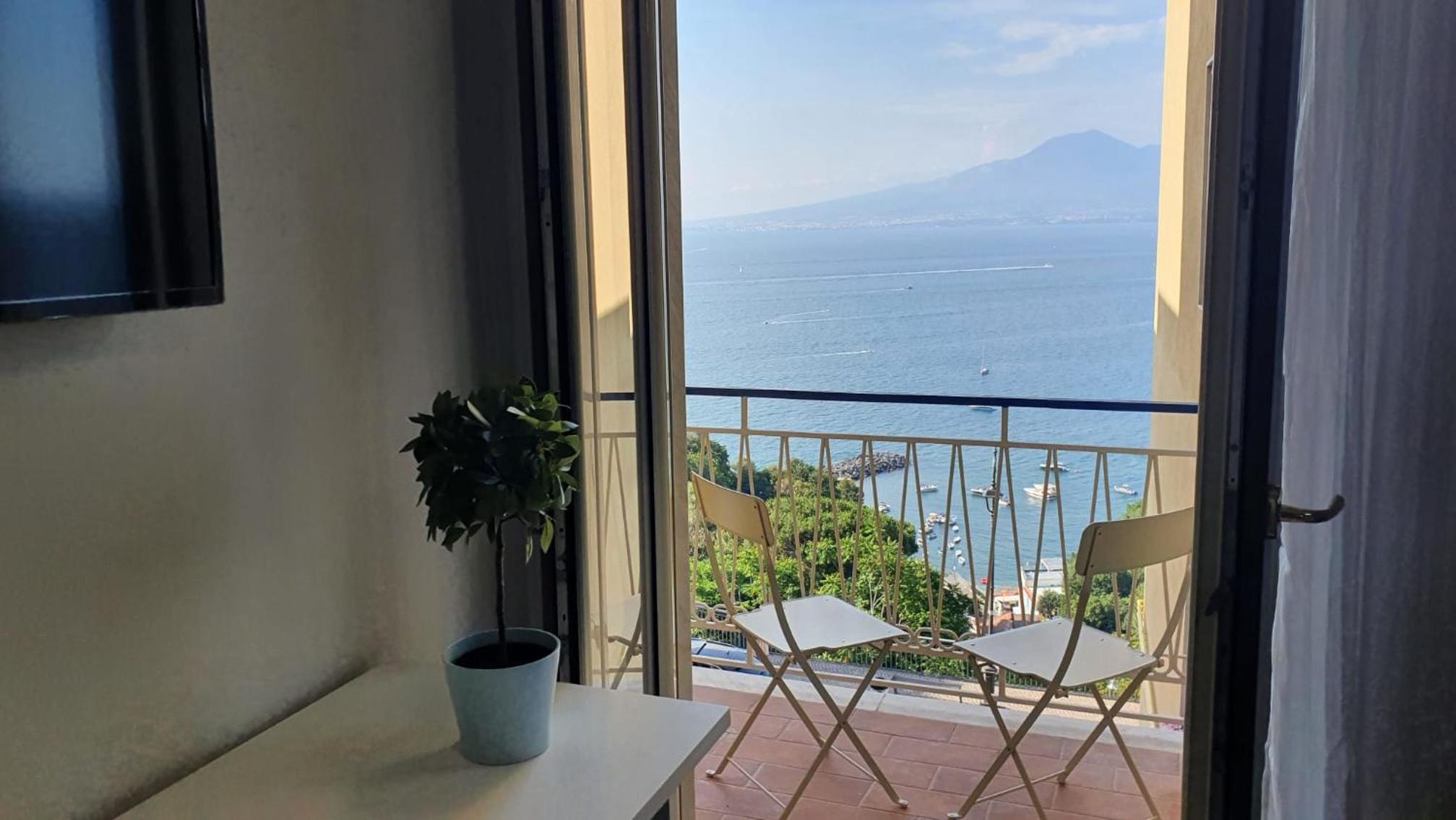 Double Room with Balcony and Sea View - Photo 11