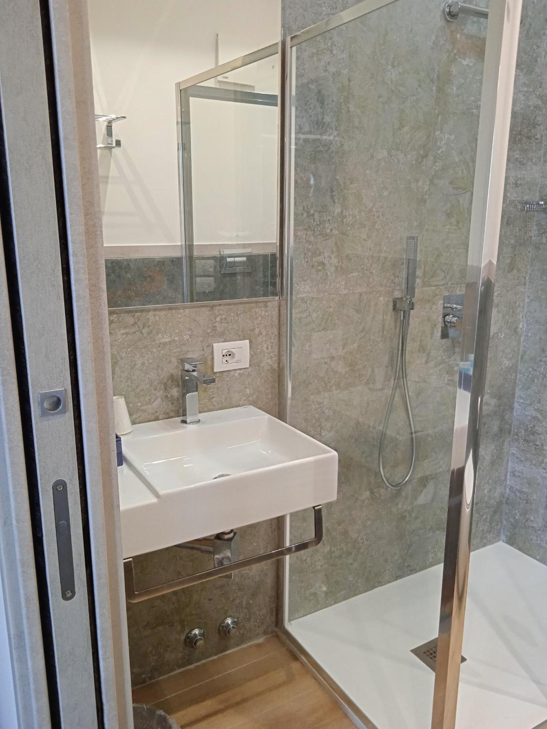 Double Room with Balcony and Sea View - Photo 3
