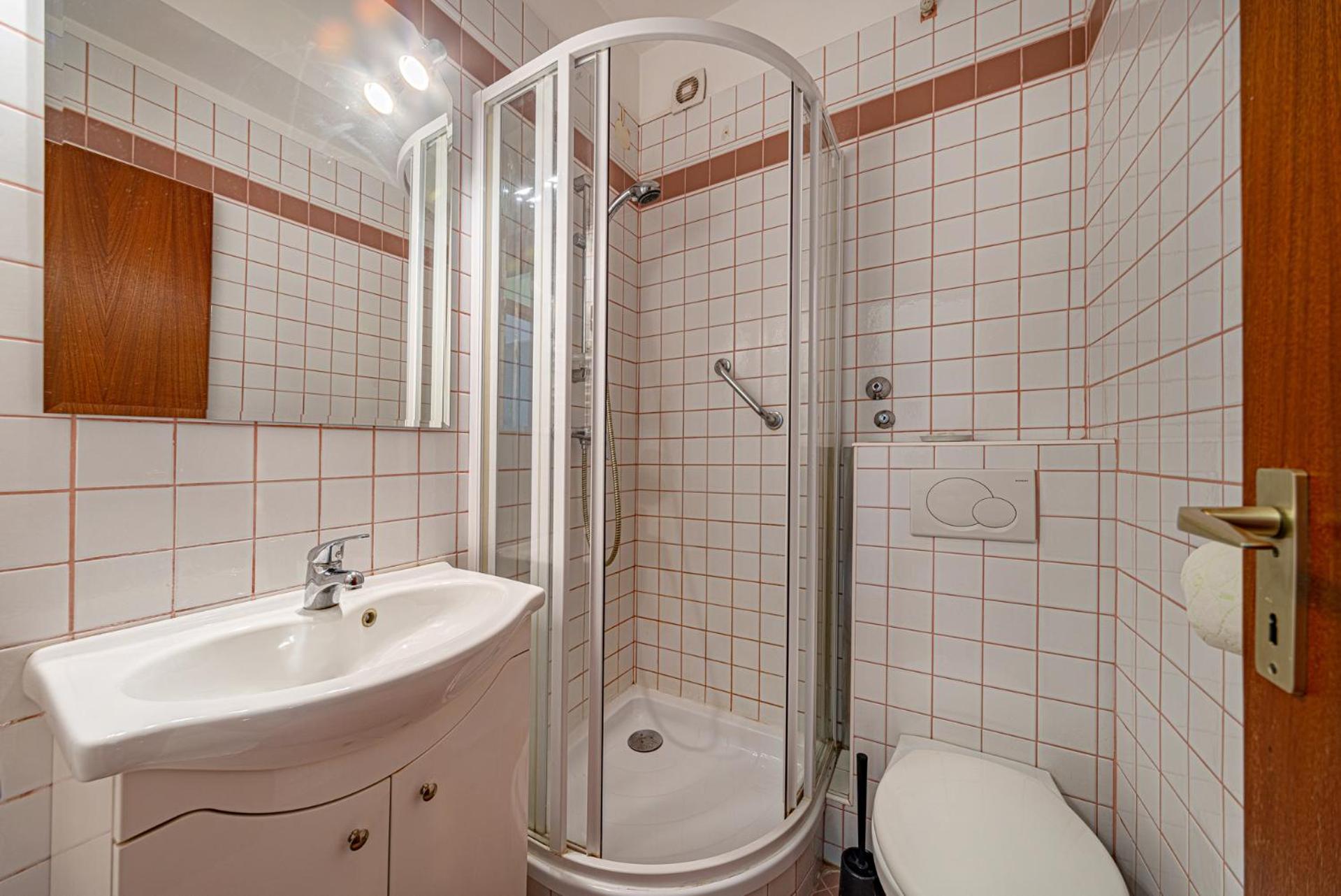 Double or Twin Room with Balcony and Mountain View - Photo 13