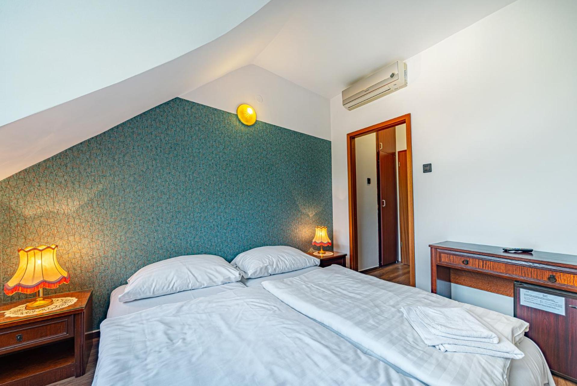 Double or Twin Room - Photo 6
