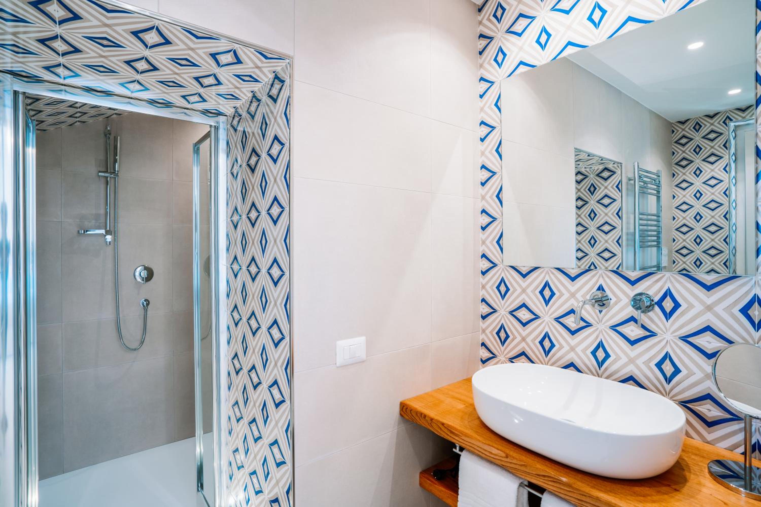 Deluxe Double Room with Shower - Photo 11