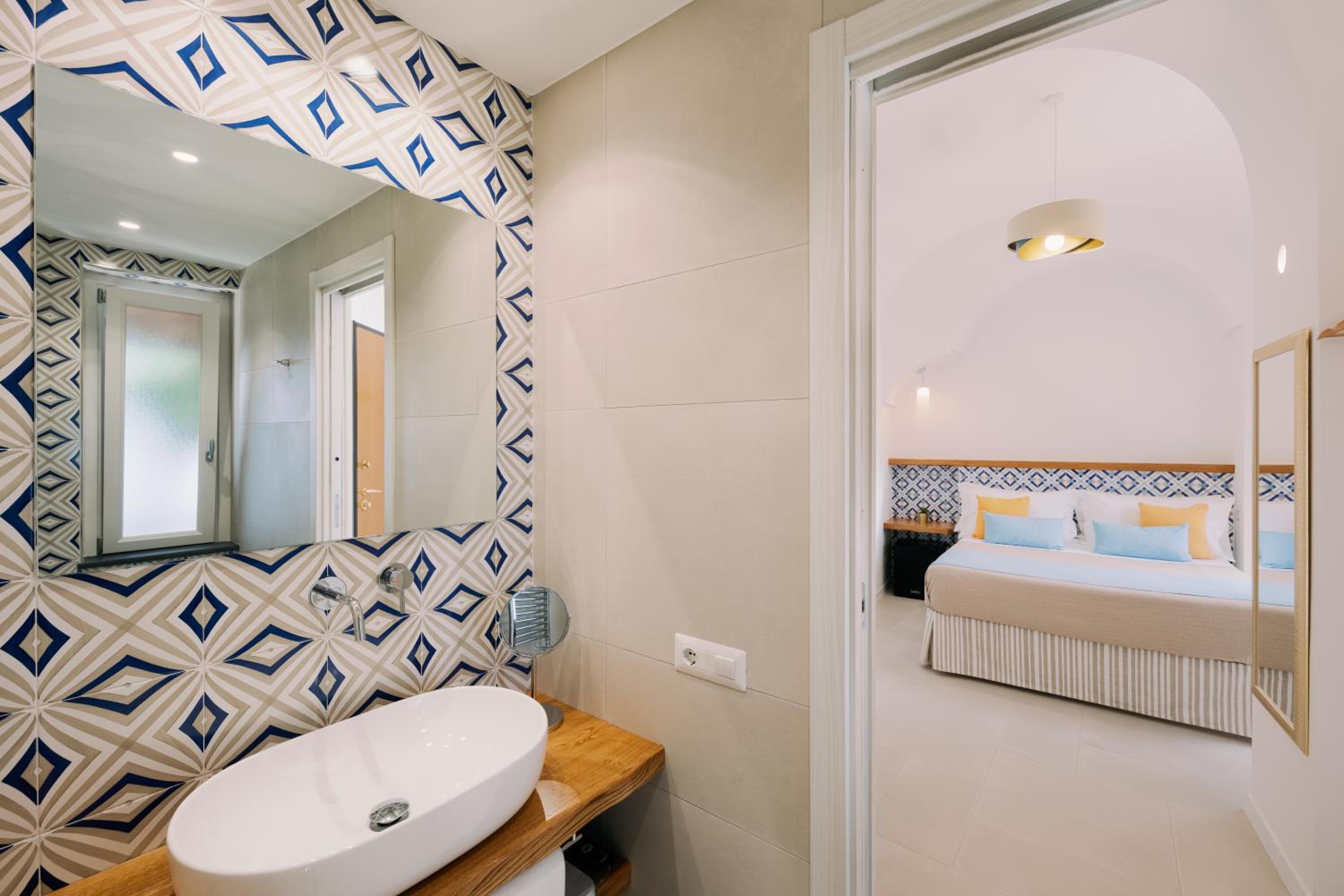 Deluxe Double Room with Shower - Photo 7